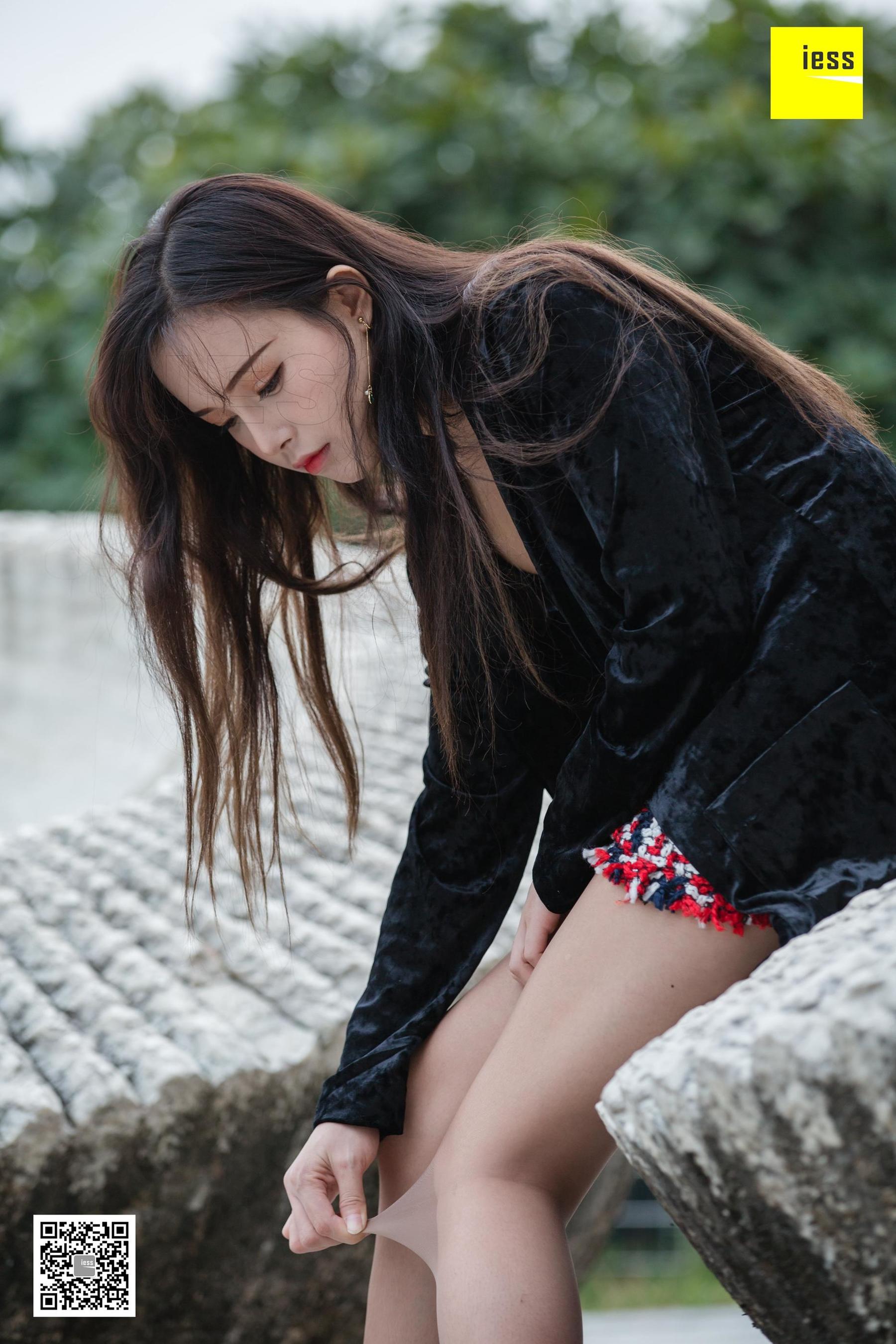 [异思趣向IESS] 模特 小羽 《花丛中的小羽》