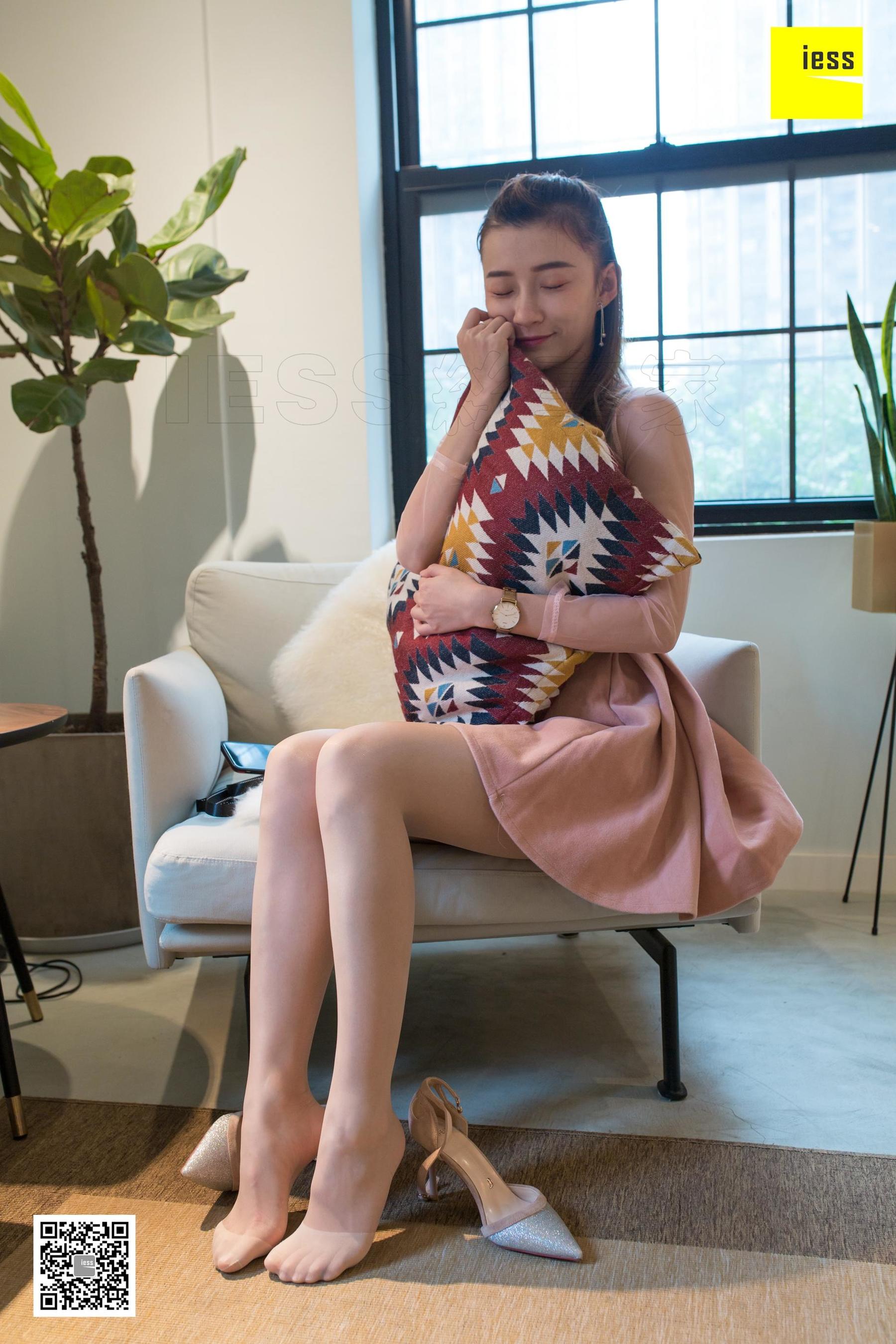 [异思趣向IESS] 模特 秋秋 《秋秋粉嫩脚尖加固》