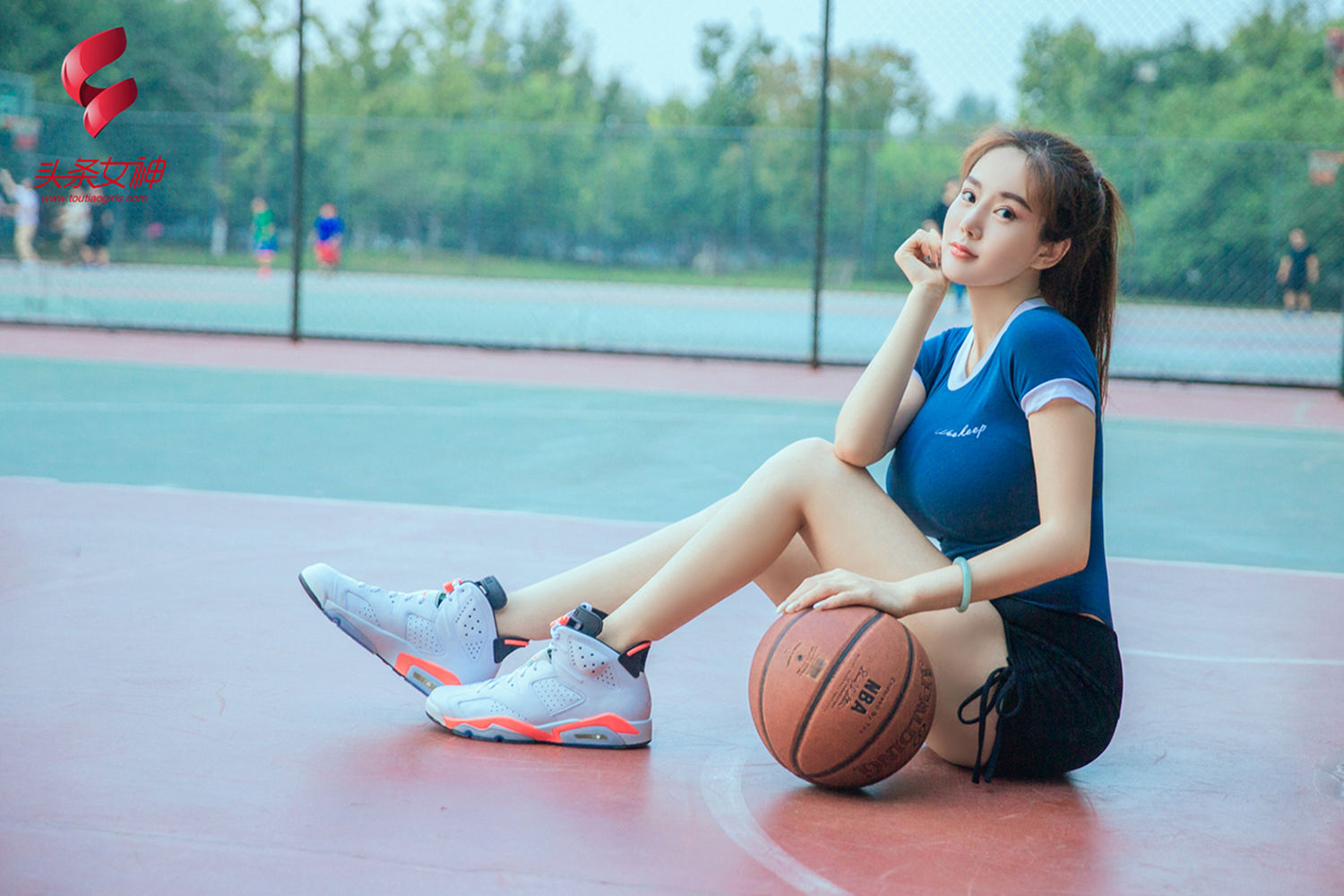[头条女神TouTiao]  易阳 双手控球