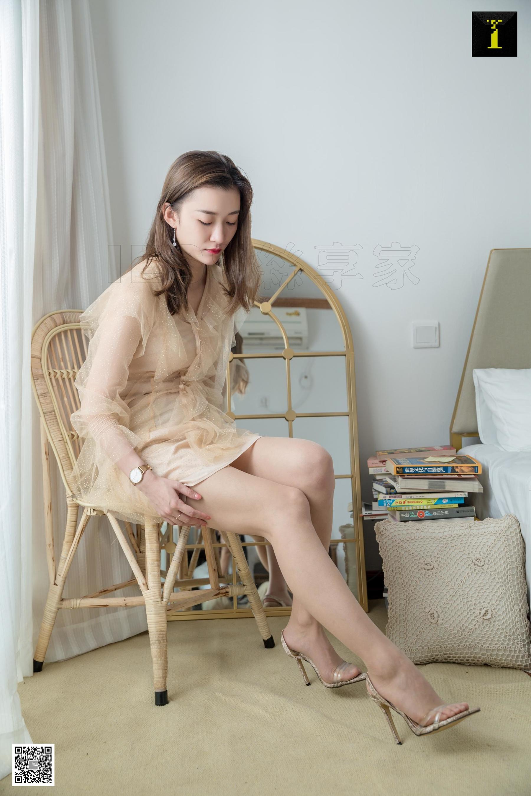 [异思趣向IESS] 模特 秋秋《秋的蛇纹尖头凉鞋》