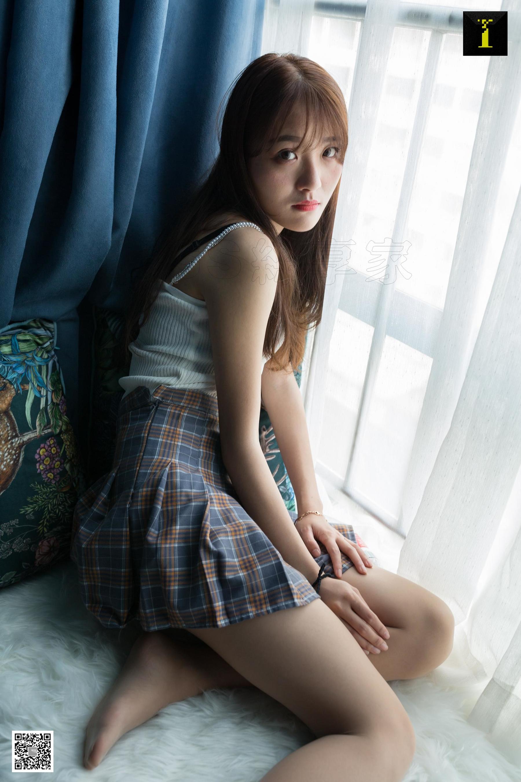 [异思趣向IESS] 模特 婉萍 《爱吃零食的婉萍》
