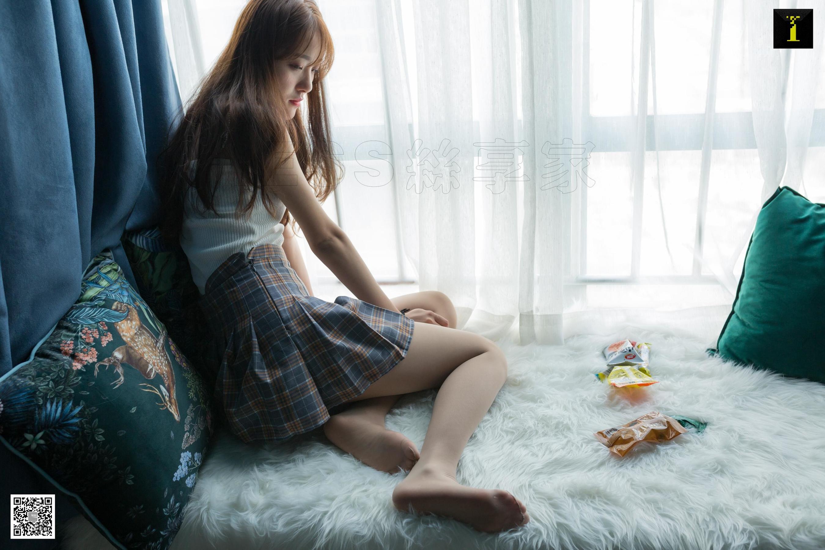 [异思趣向IESS] 模特 婉萍 《爱吃零食的婉萍》