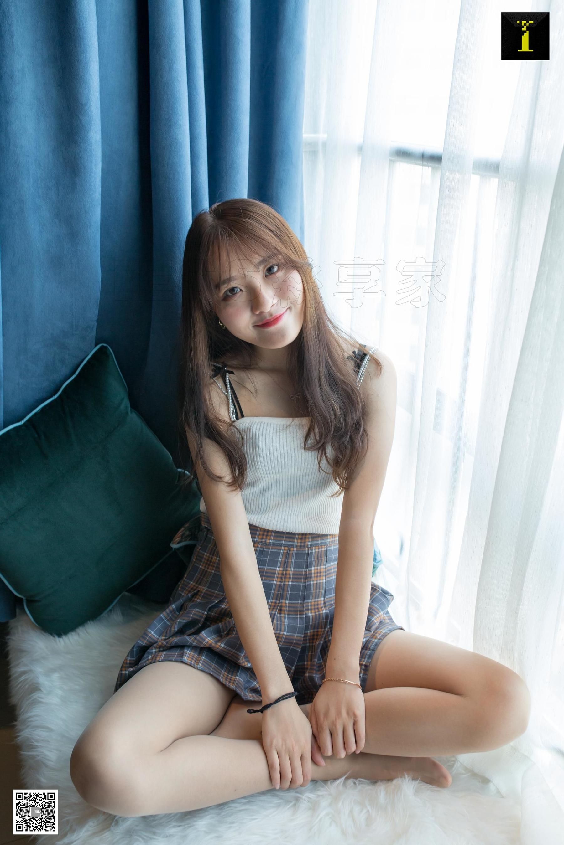 [异思趣向IESS] 模特 婉萍 《爱吃零食的婉萍》
