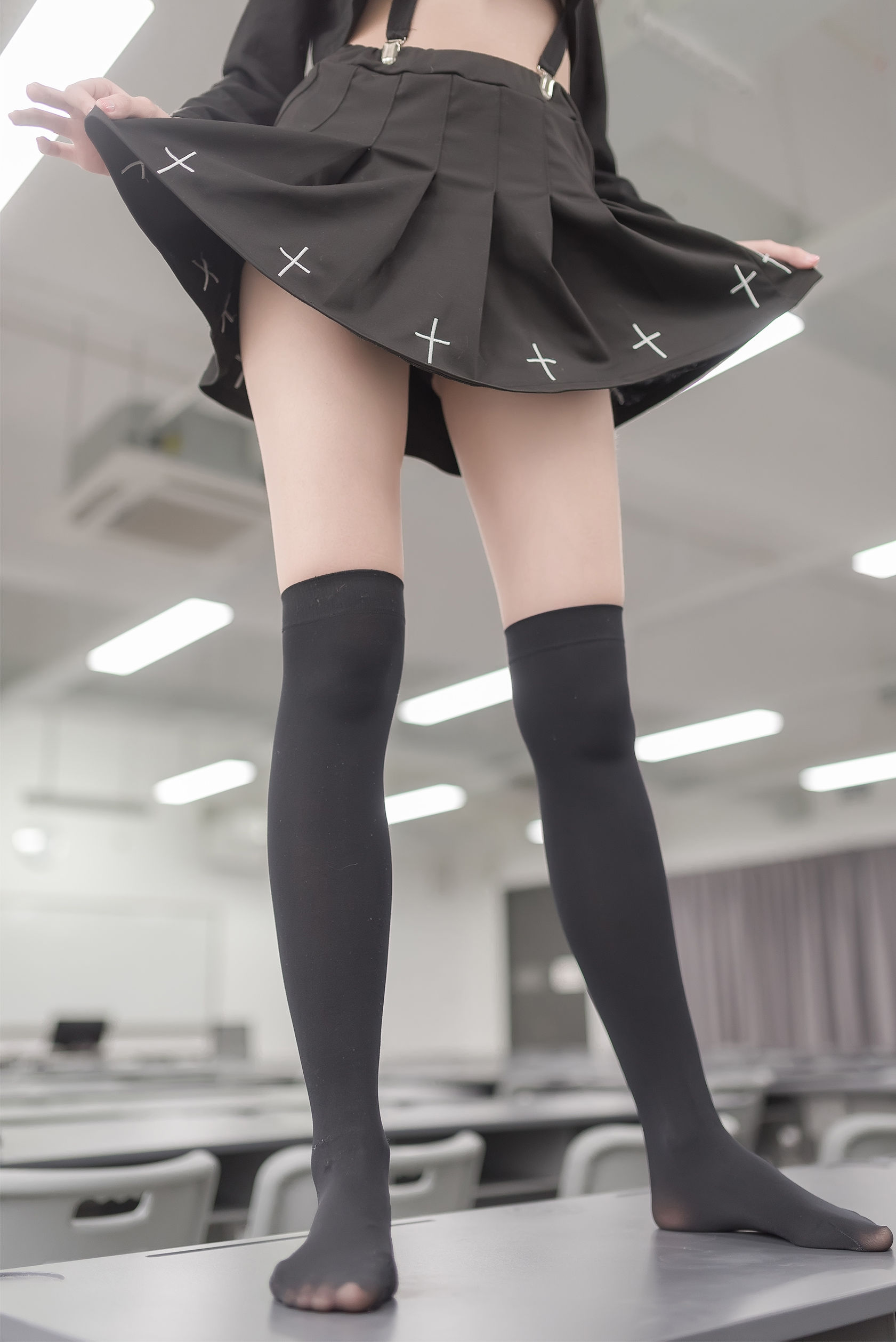 [风之领域] NO.011 教室黑丝修长美腿