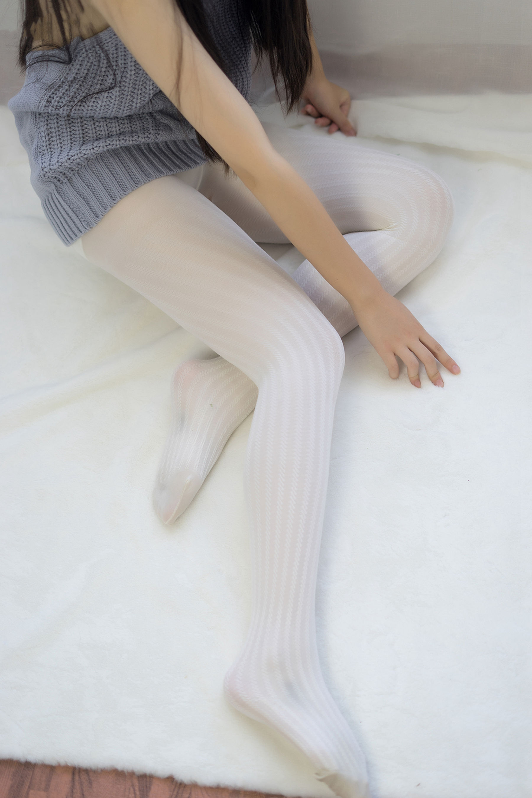[风之领域] NO.086 性感露背毛衣厚白丝