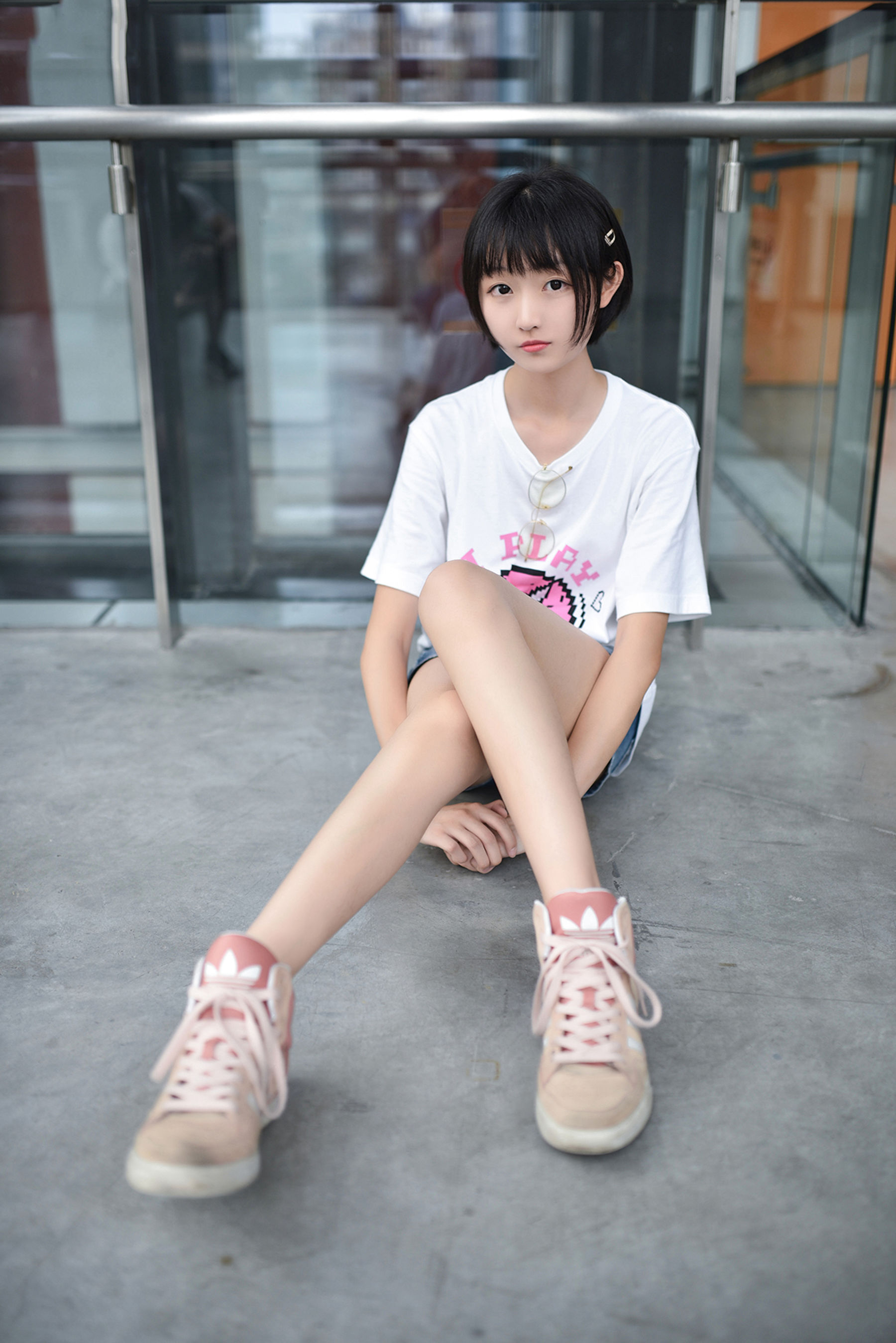 [风之领域] NO.100 眼镜妹妹超短牛仔美腿