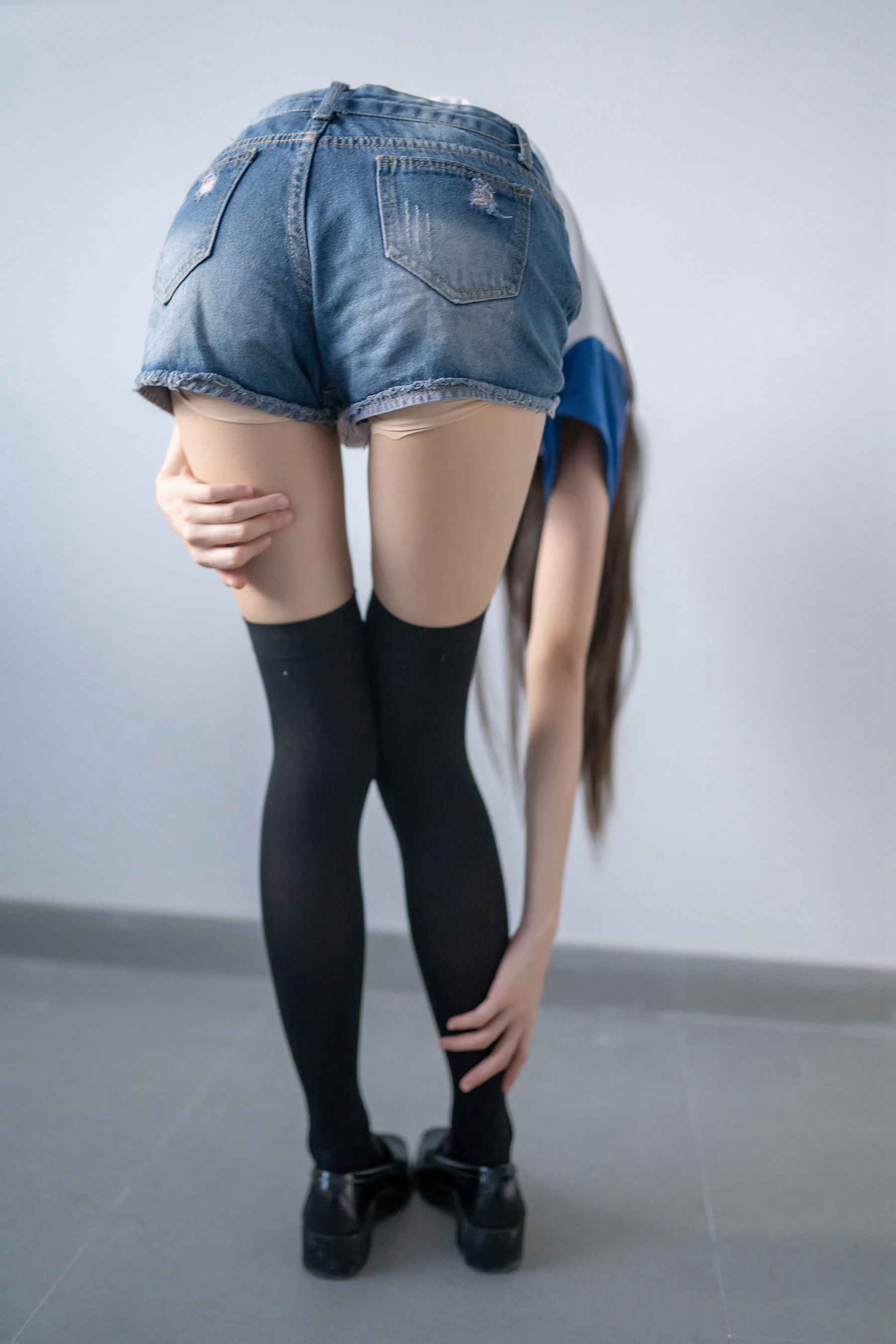 [风之领域] NO.113 黑丝牛仔短裤小蛮腰