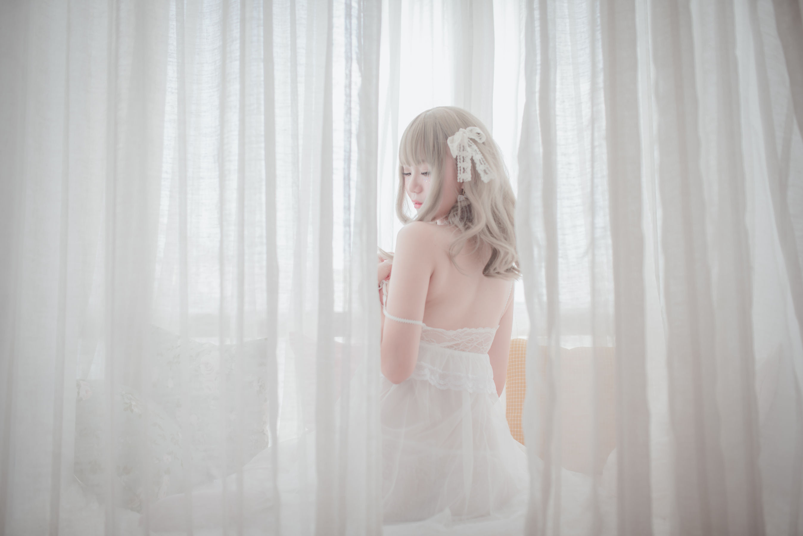 [萝莉COS] Yoko宅夏《白色丝质连衣裙》