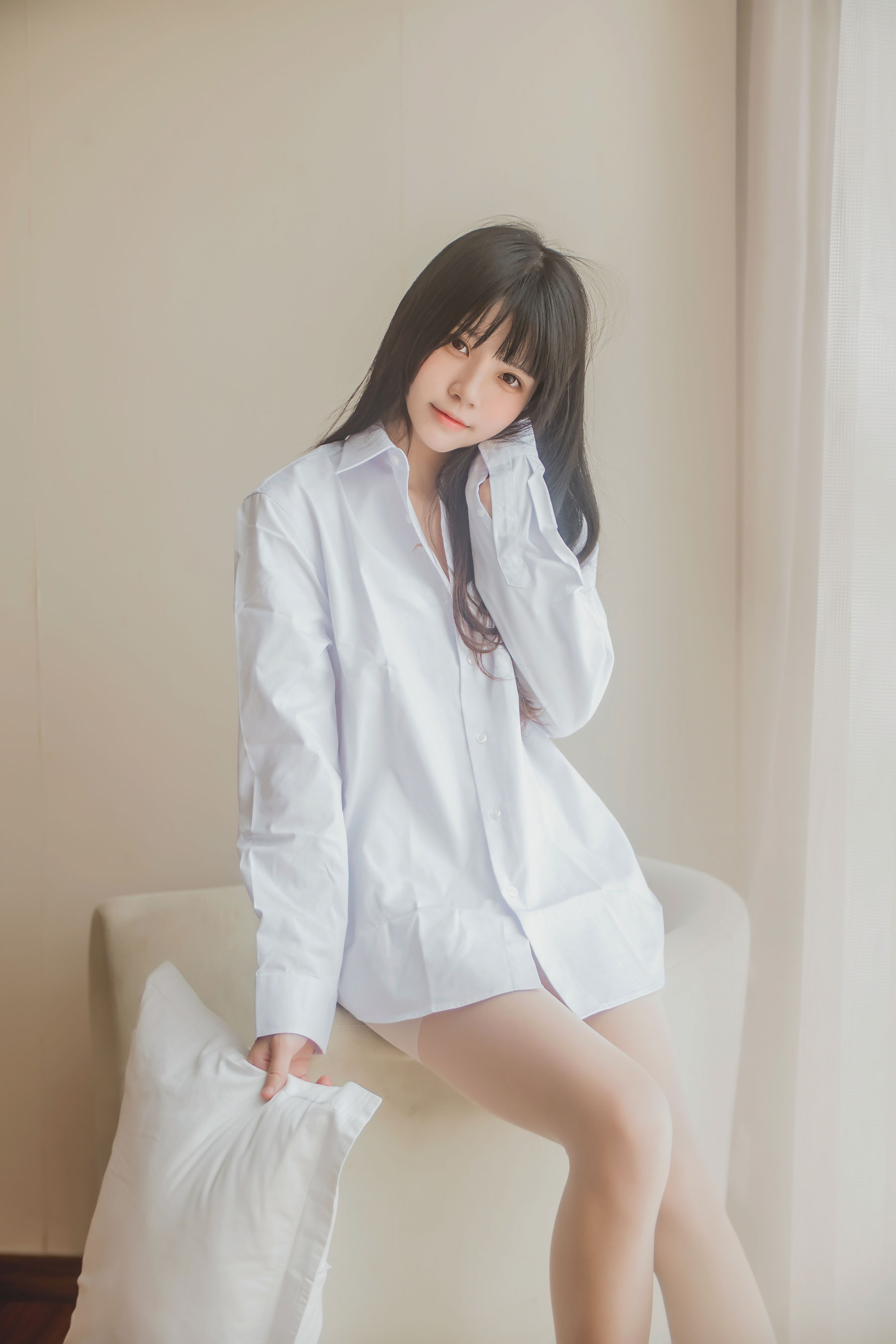 [萝莉COS] 桜桃喵《桜桃未熟 - 白衬衫散发》