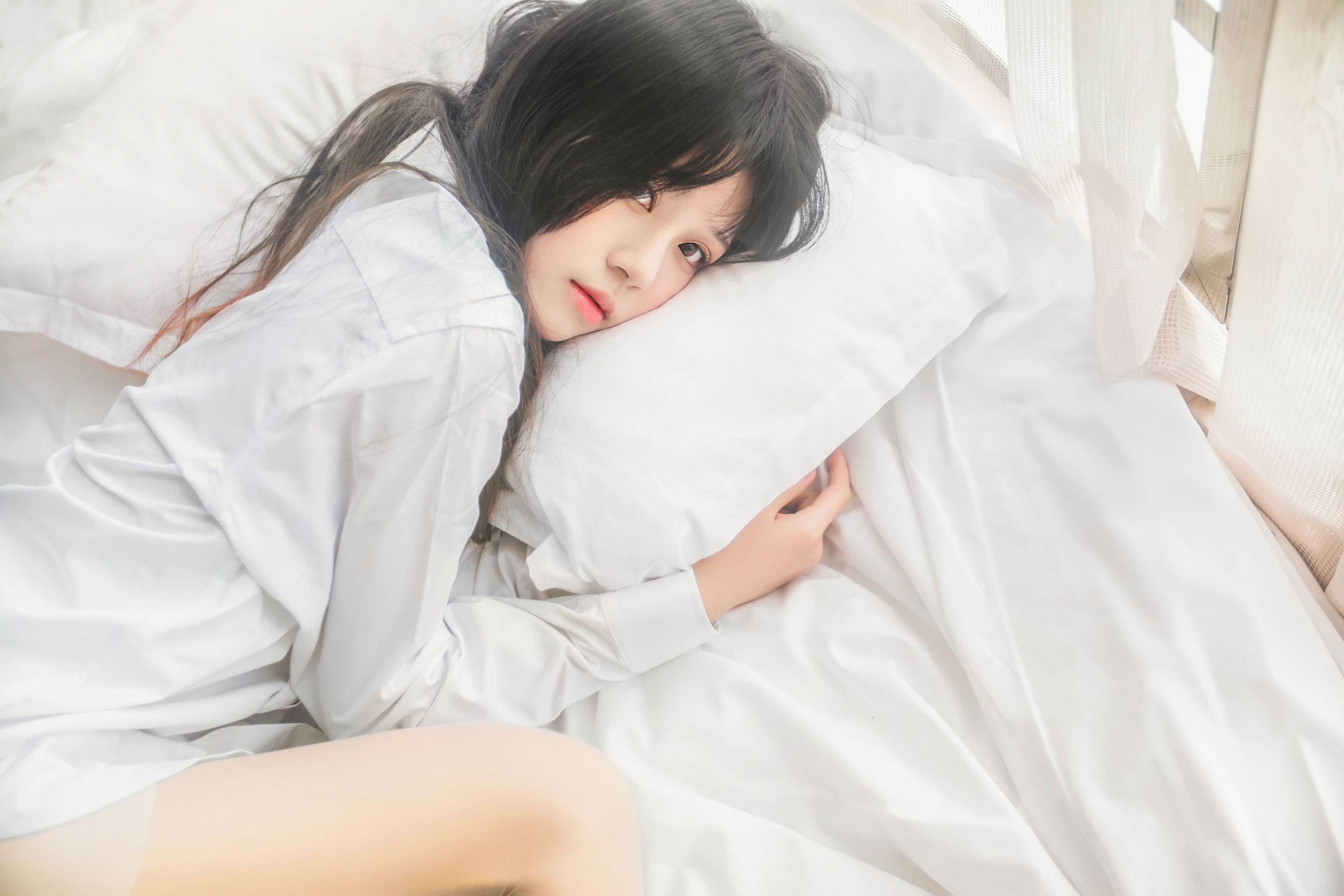 [萝莉COS] 桜桃喵《桜桃未熟 - 白衬衫散发》