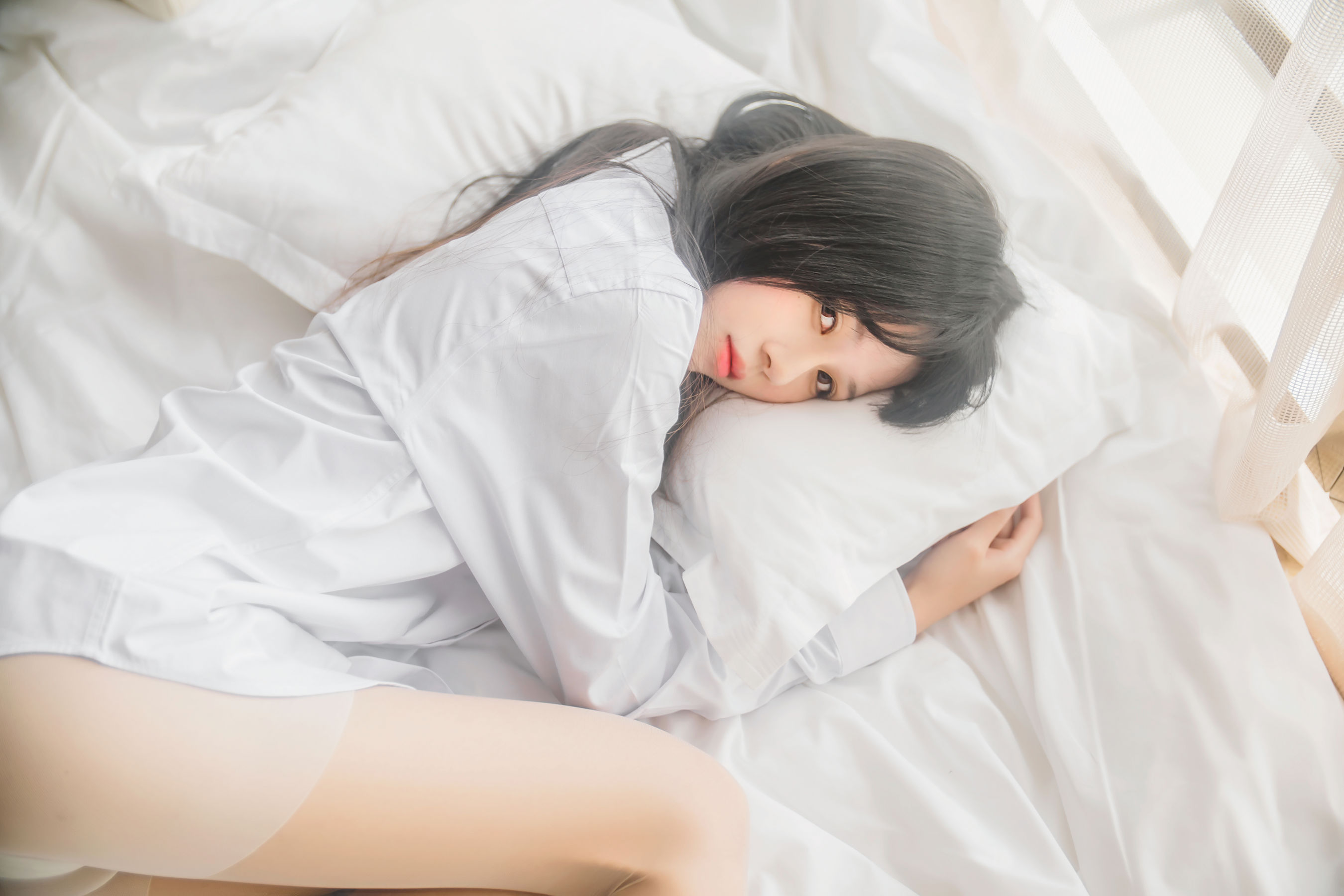 [萝莉COS] 桜桃喵《桜桃未熟 - 白衬衫散发》