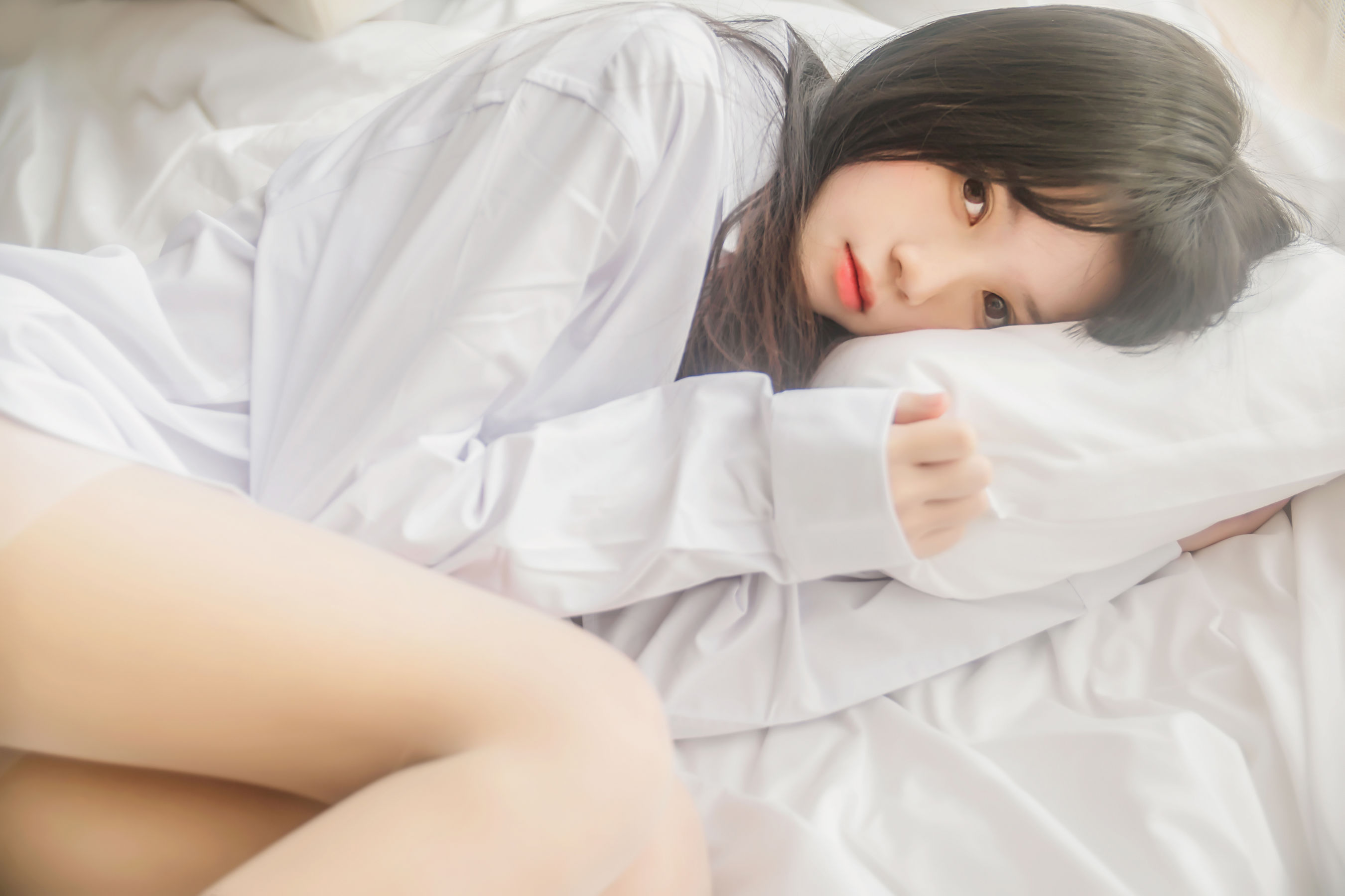 [萝莉COS] 桜桃喵《桜桃未熟 - 白衬衫散发》