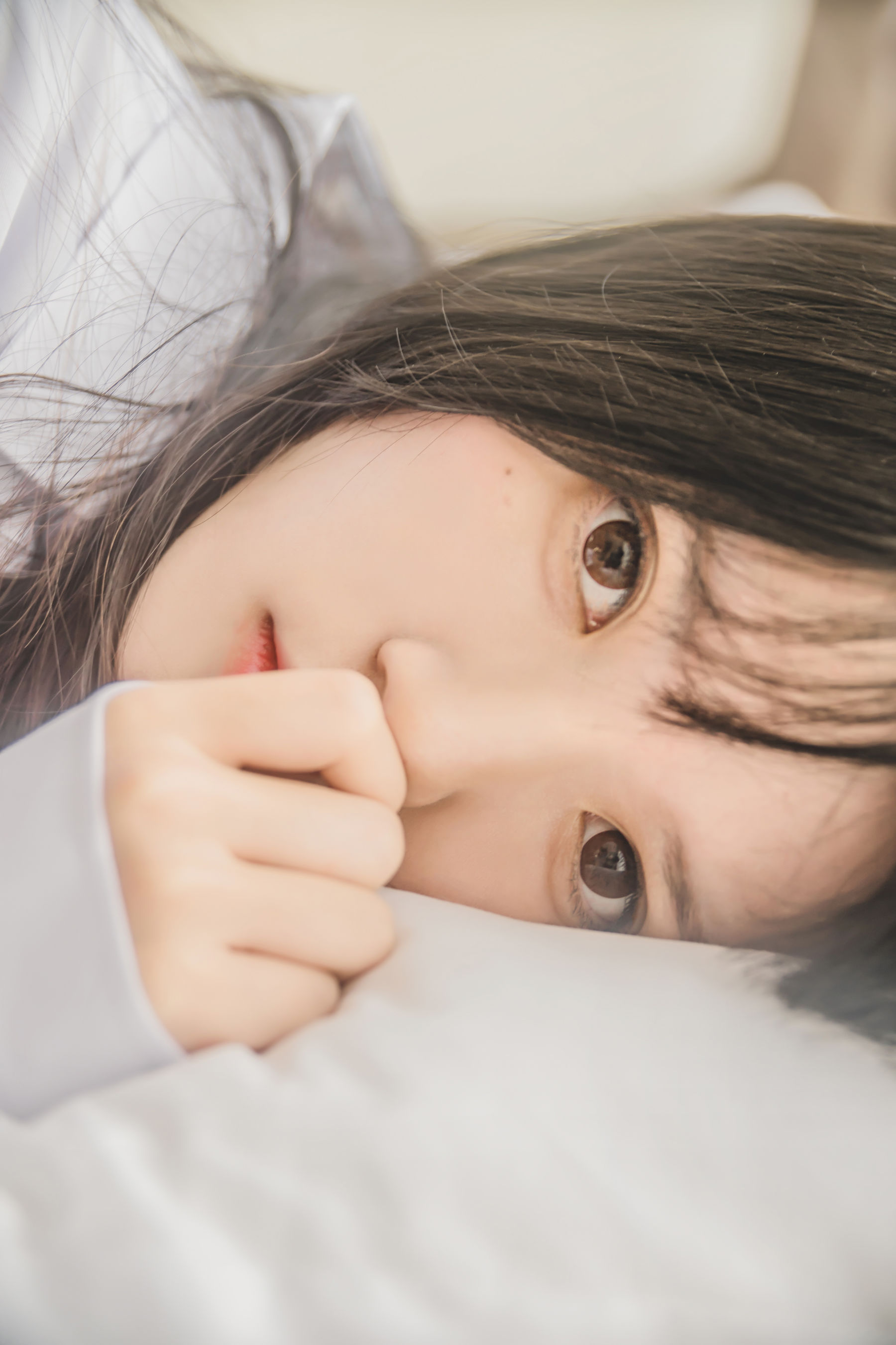 [萝莉COS] 桜桃喵《桜桃未熟 - 白衬衫散发》