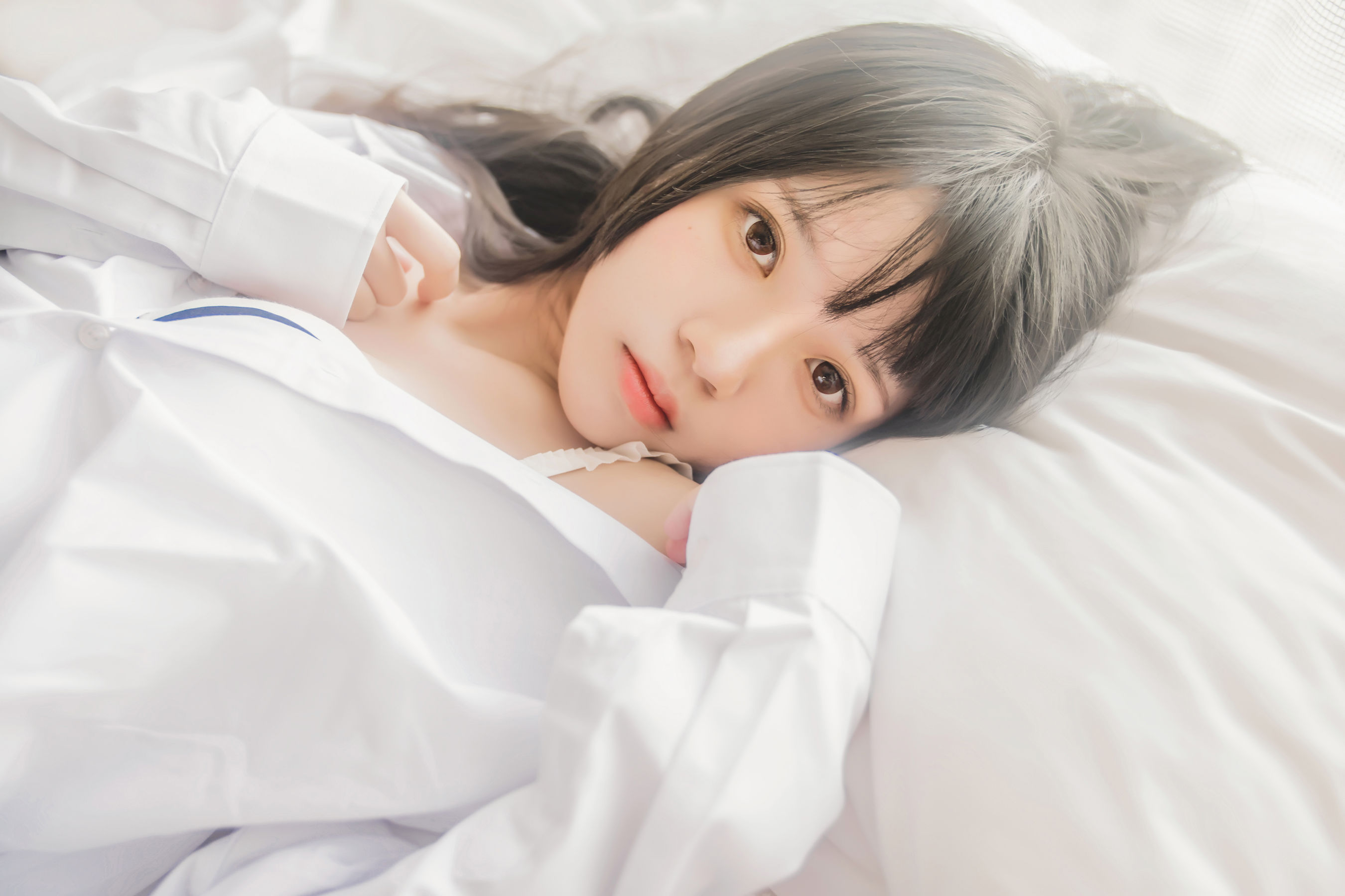 [萝莉COS] 桜桃喵《桜桃未熟 - 白衬衫散发》