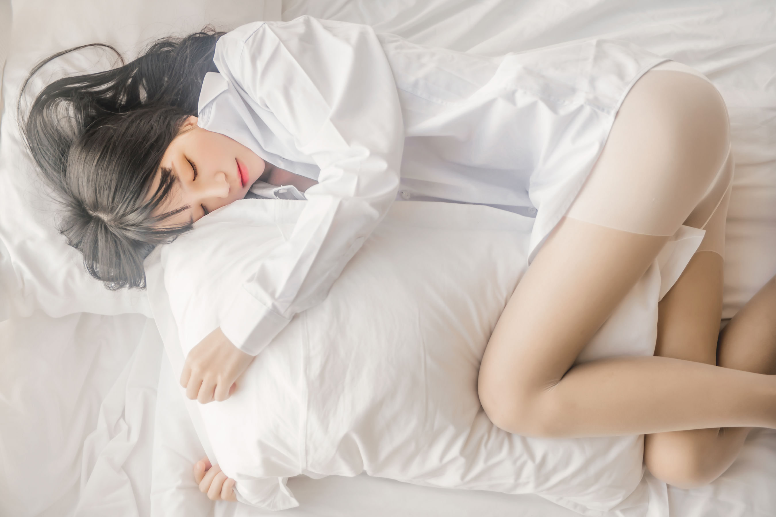 [萝莉COS] 桜桃喵《桜桃未熟 - 白衬衫散发》