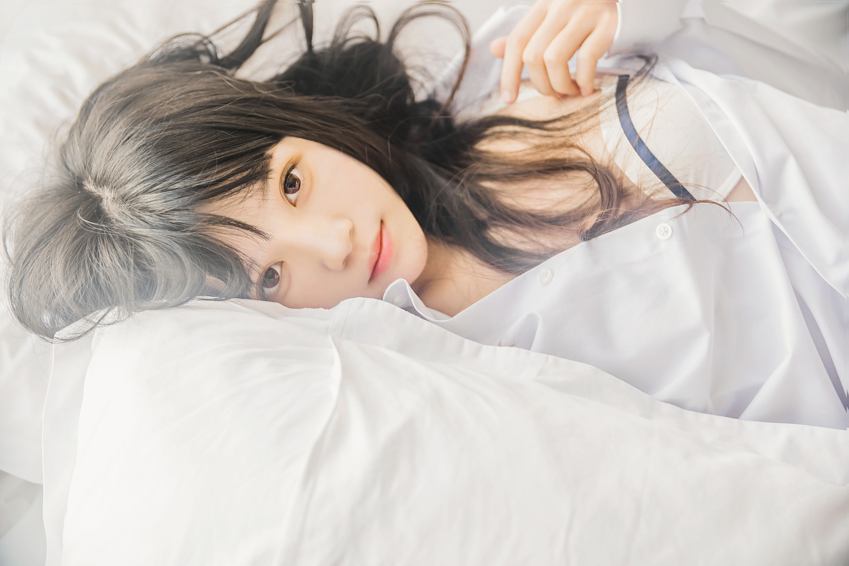 [萝莉COS] 桜桃喵《桜桃未熟 - 白衬衫散发》