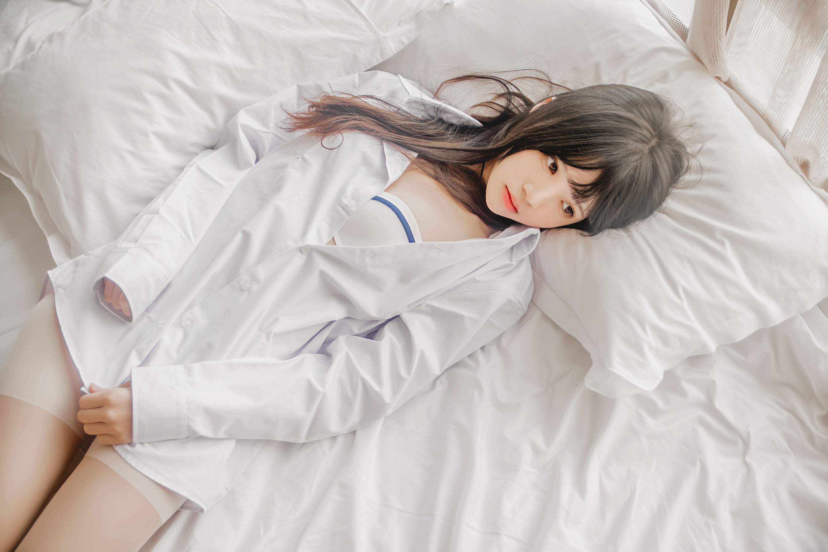 [萝莉COS] 桜桃喵《桜桃未熟 - 白衬衫散发》
