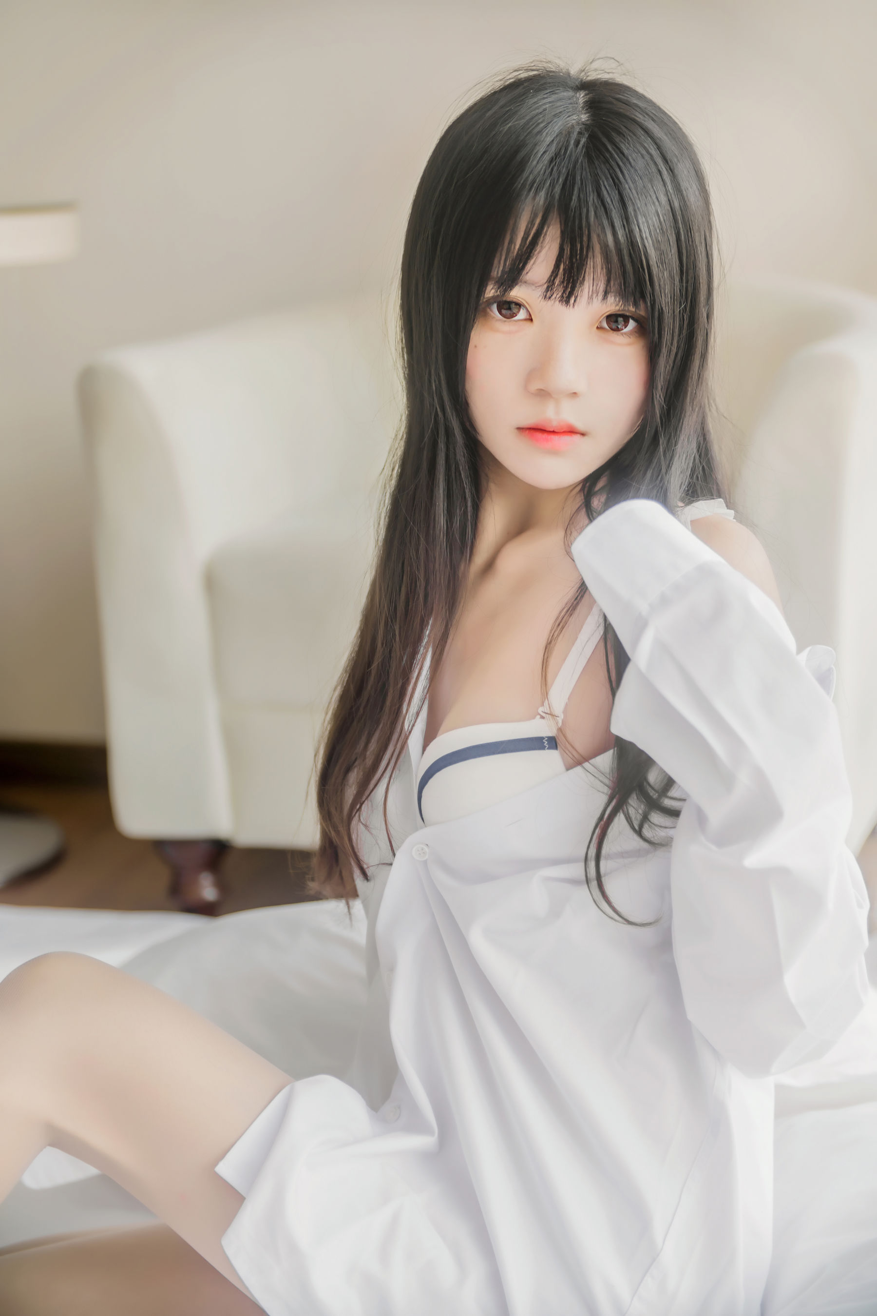[萝莉COS] 桜桃喵《桜桃未熟 - 白衬衫散发》