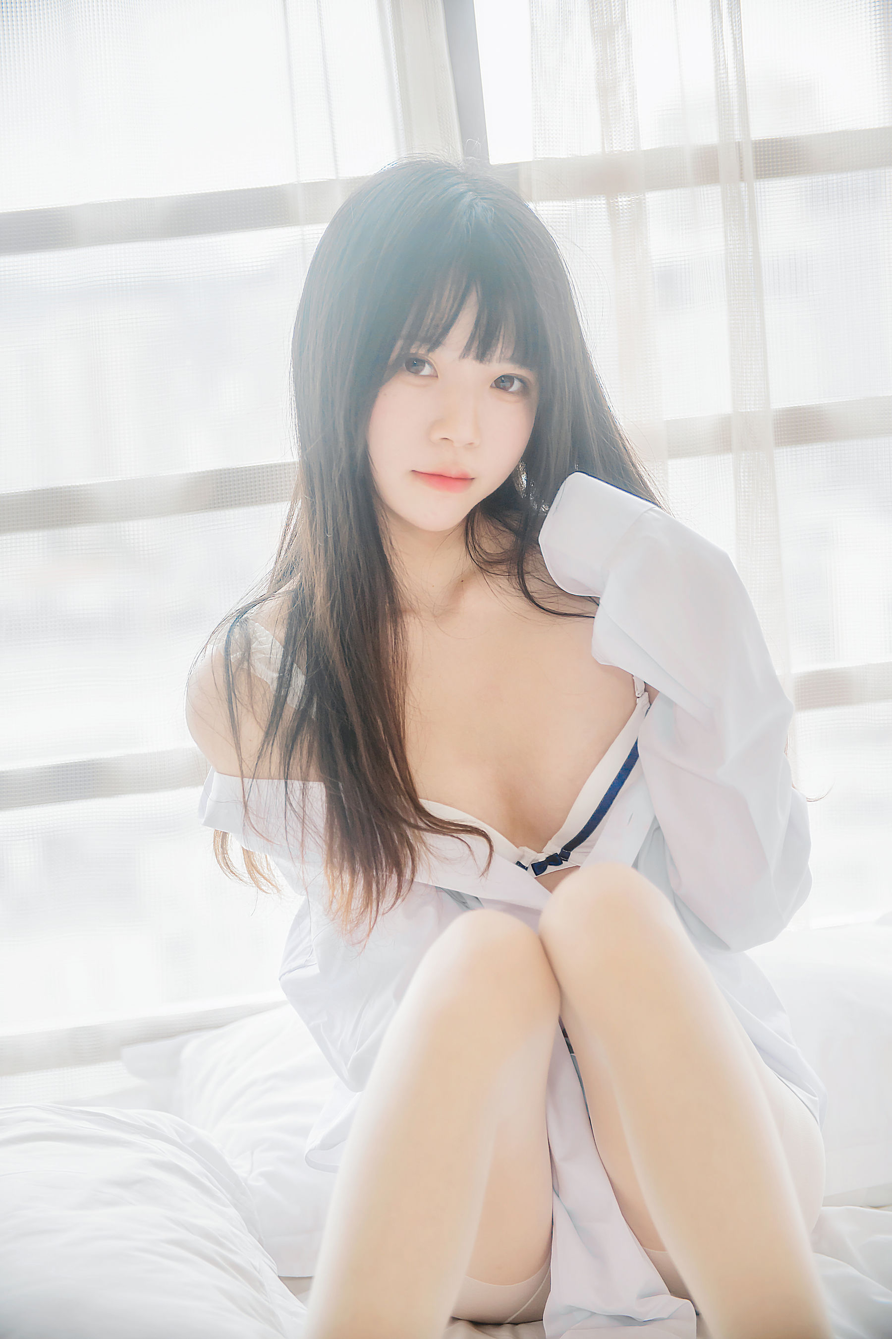 [萝莉COS] 桜桃喵《桜桃未熟 - 白衬衫散发》