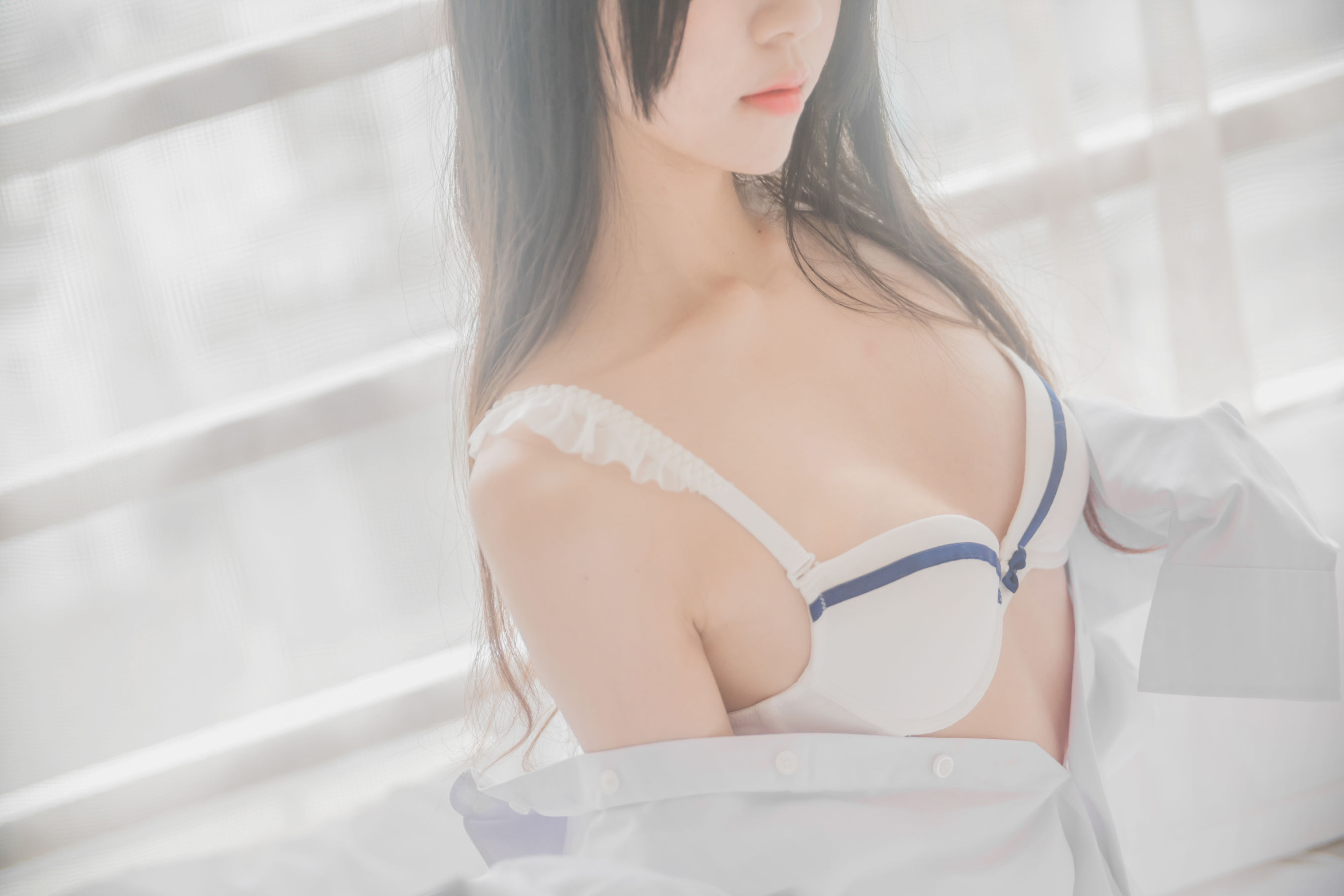 [萝莉COS] 桜桃喵《桜桃未熟 - 白衬衫散发》