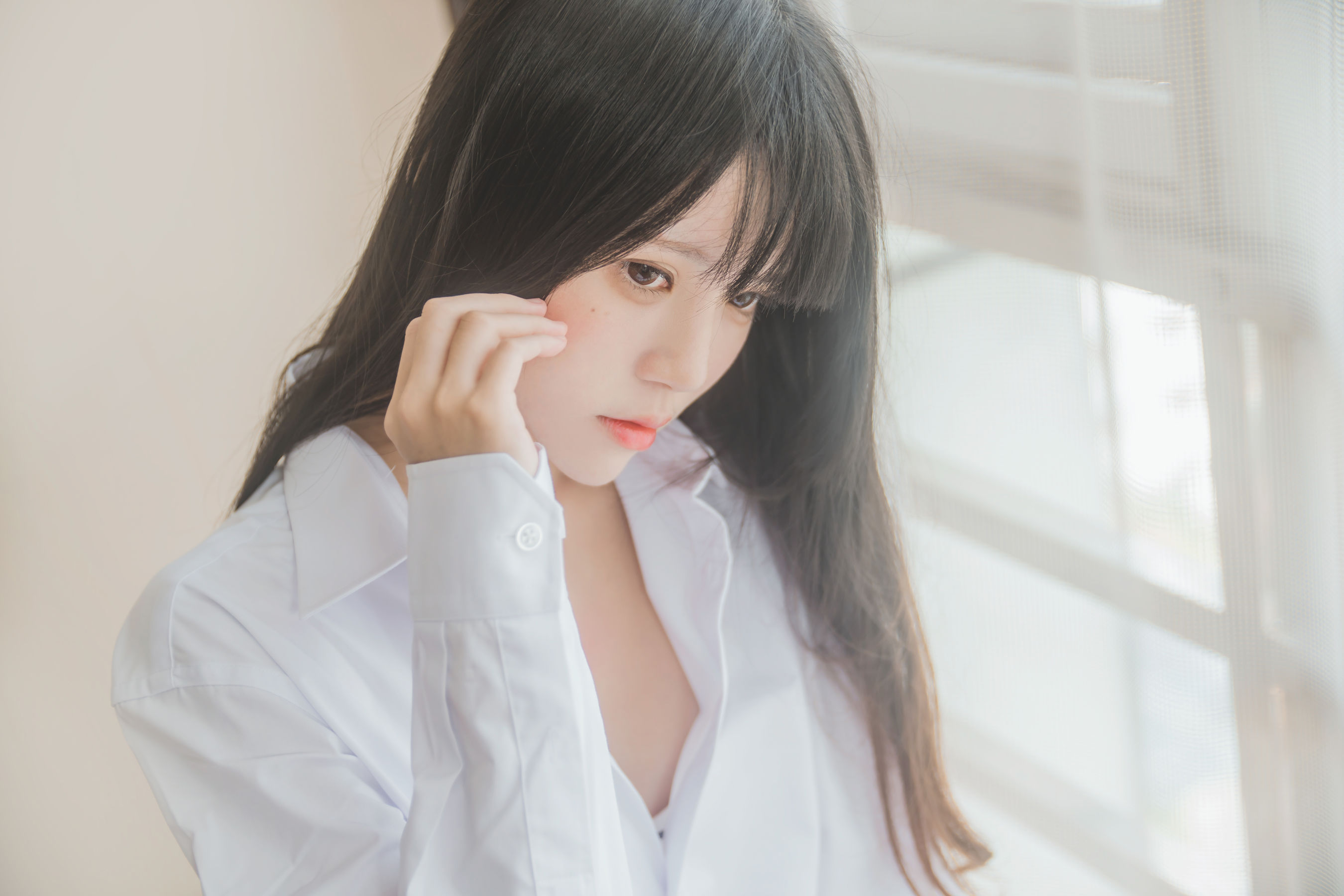 [萝莉COS] 桜桃喵《桜桃未熟 - 白衬衫散发》