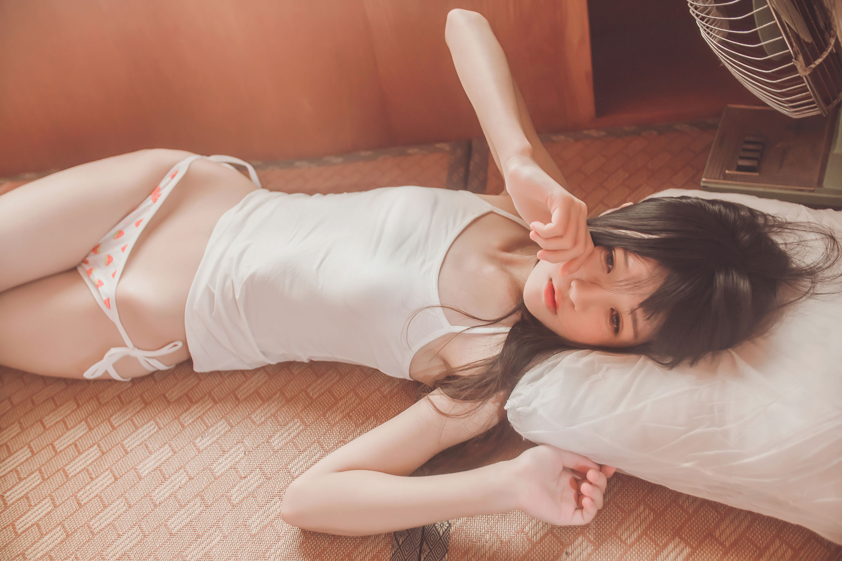 桜桃喵《小背心换水手服》