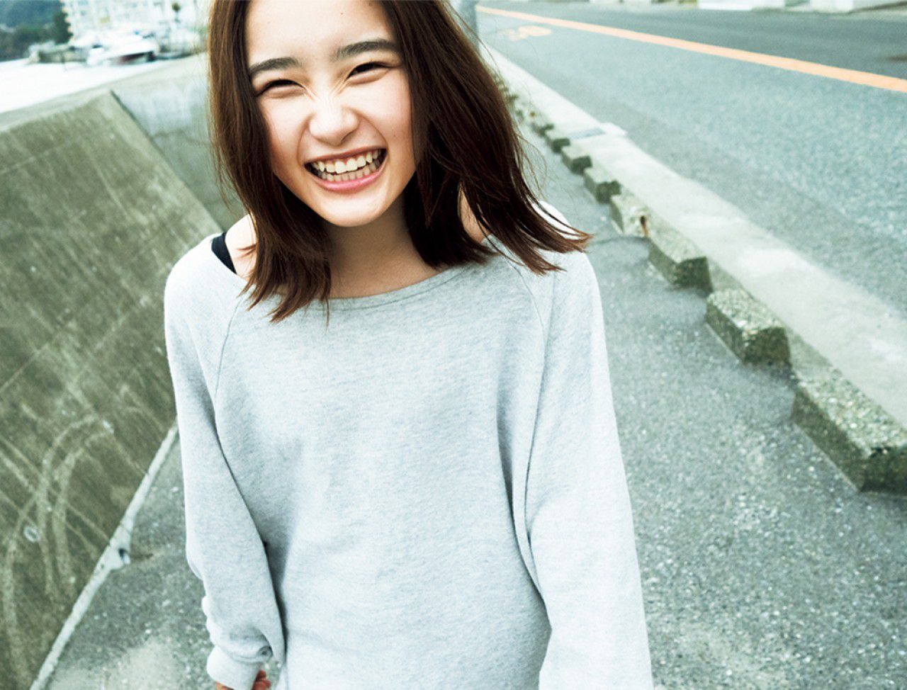 [FRIDAY] 2018.10.05 安倍乙 美少女ヒ?キニ「石原さとみに似てるよね」