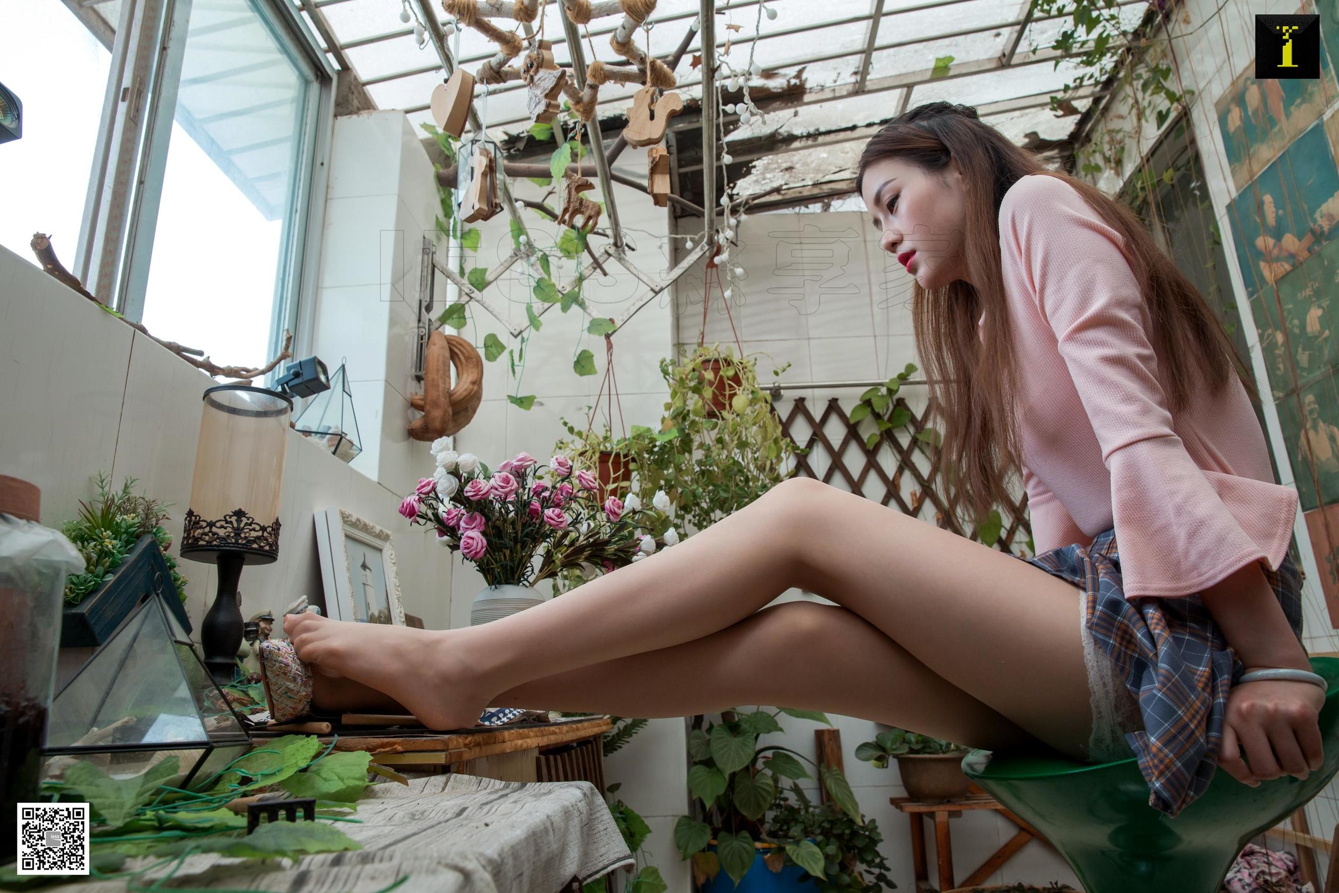 [IESS异思趣向] 模特：九妹 《九妹爬下屋顶后》
