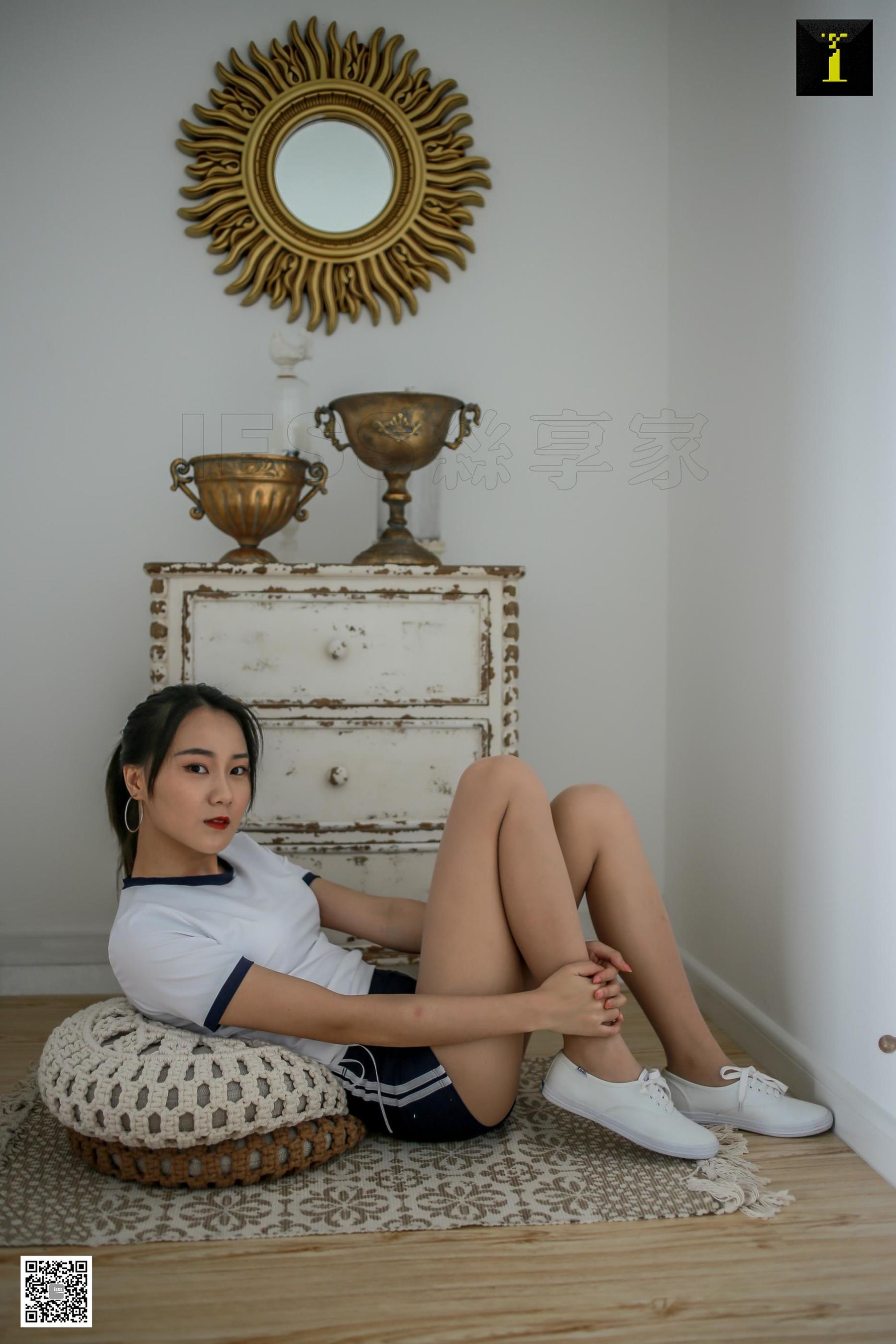 [IESS异思趣向] 模特：小衫 《透出轮廓的紧身裤》