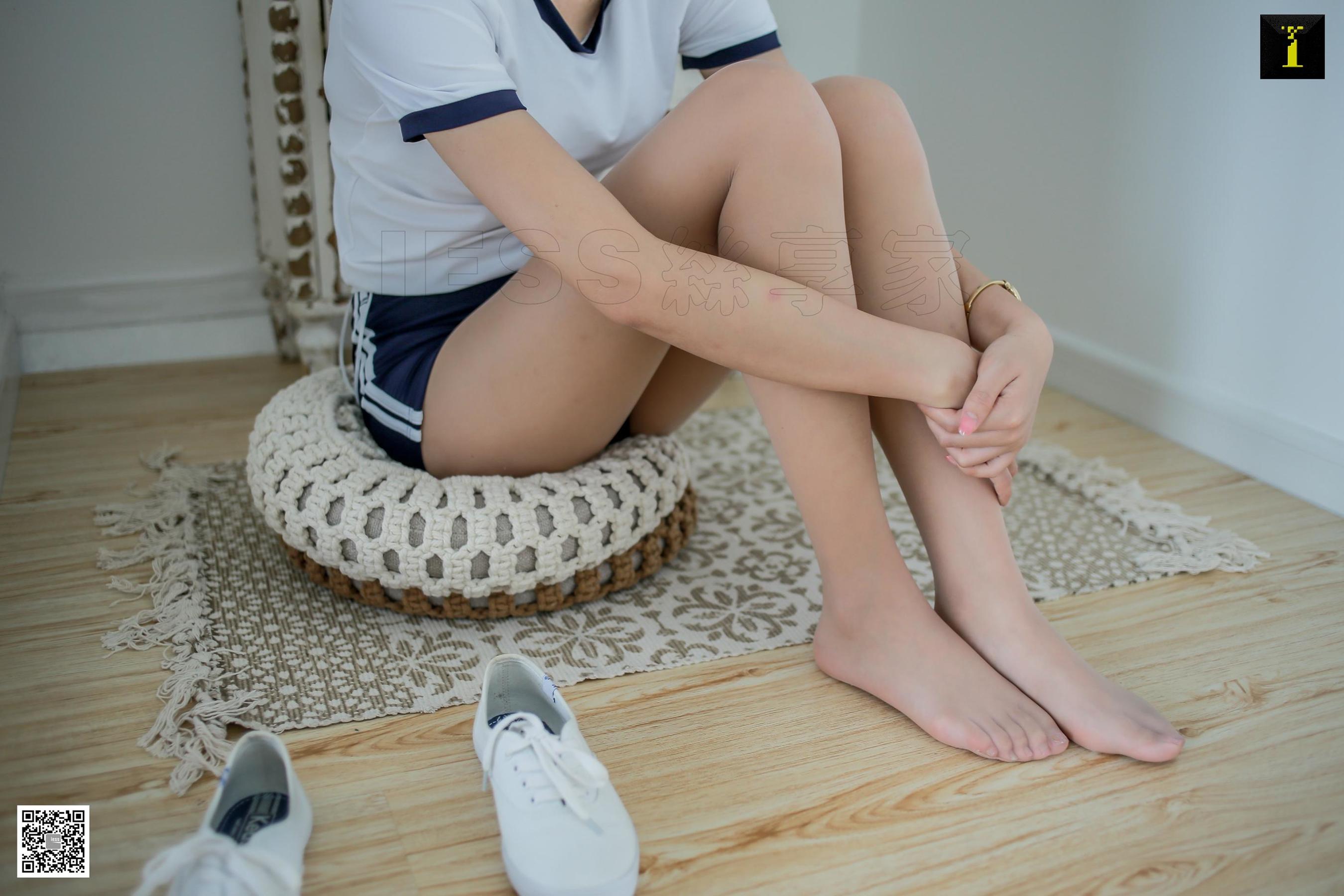 [IESS异思趣向] 模特：小衫 《透出轮廓的紧身裤》
