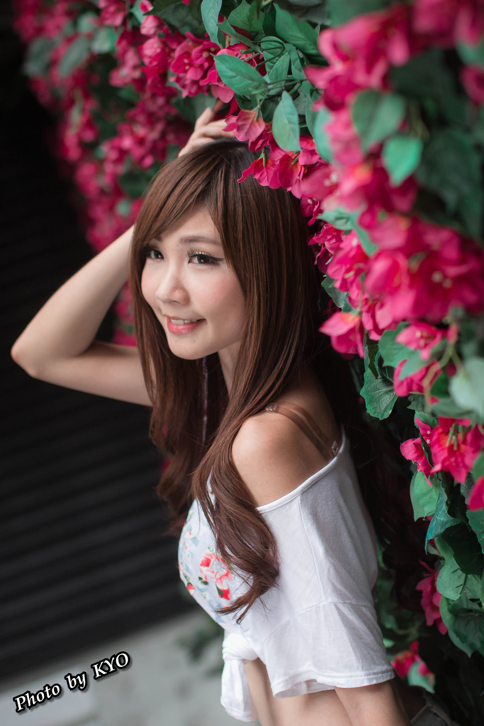[台湾美女] 張雅筑Chu 綻放 in 忠孝敦化外拍-附唇印签名照