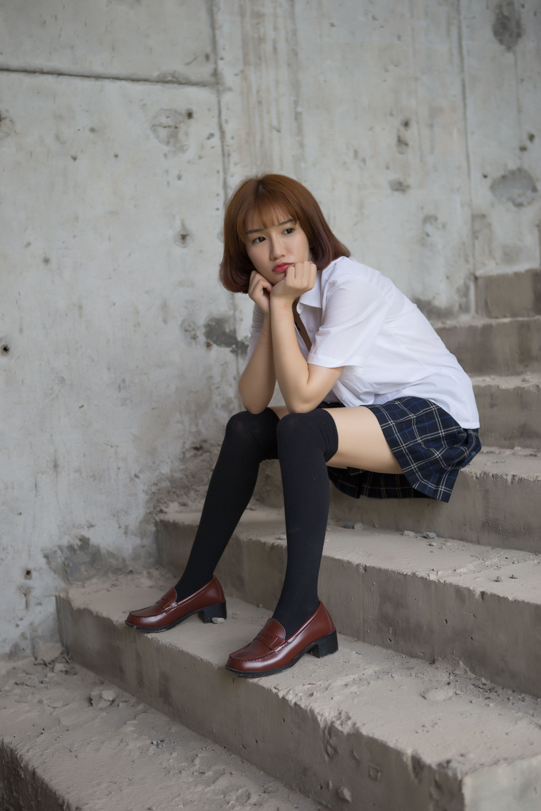 [网络美女] k8傲娇萌萌Vivian 学生装野外捆绑