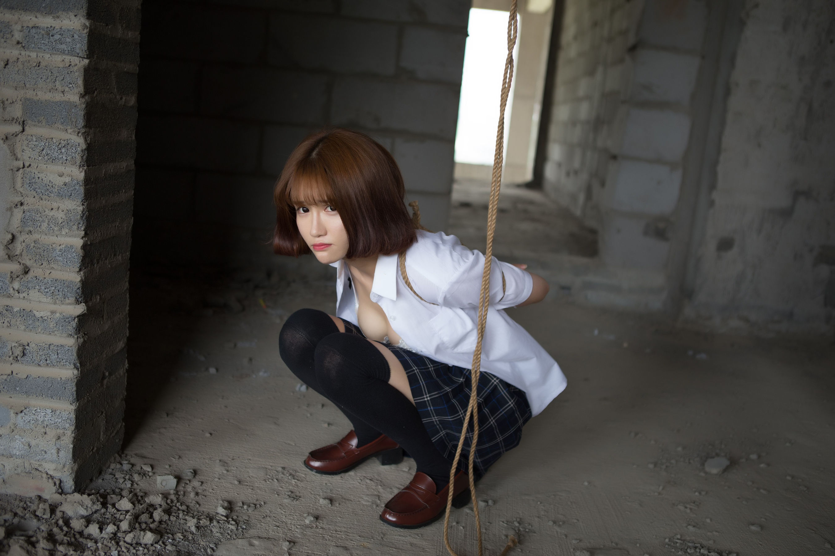 [网络美女] k8傲娇萌萌Vivian 学生装野外捆绑