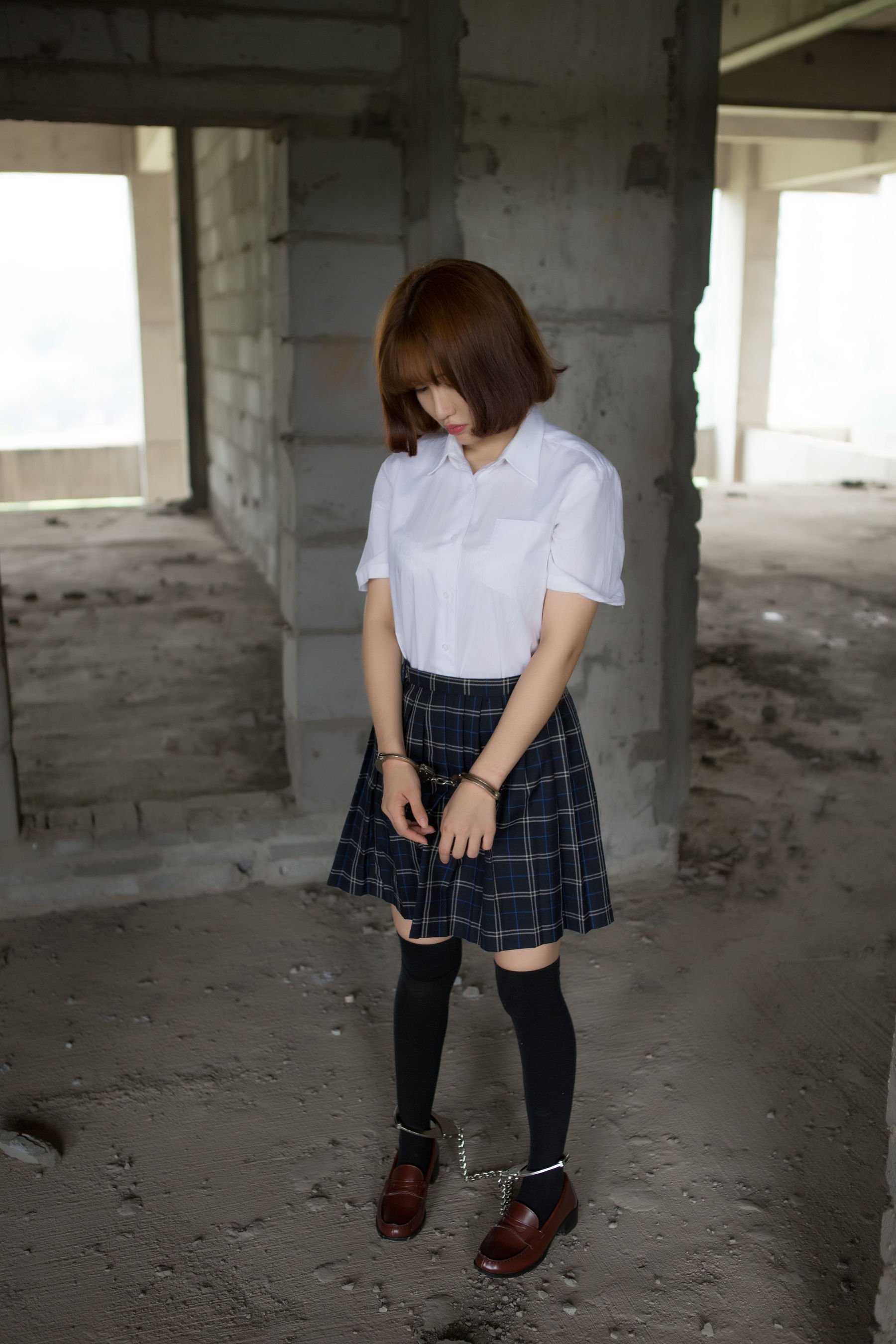 [网络美女] k8傲娇萌萌Vivian 学生装野外捆绑