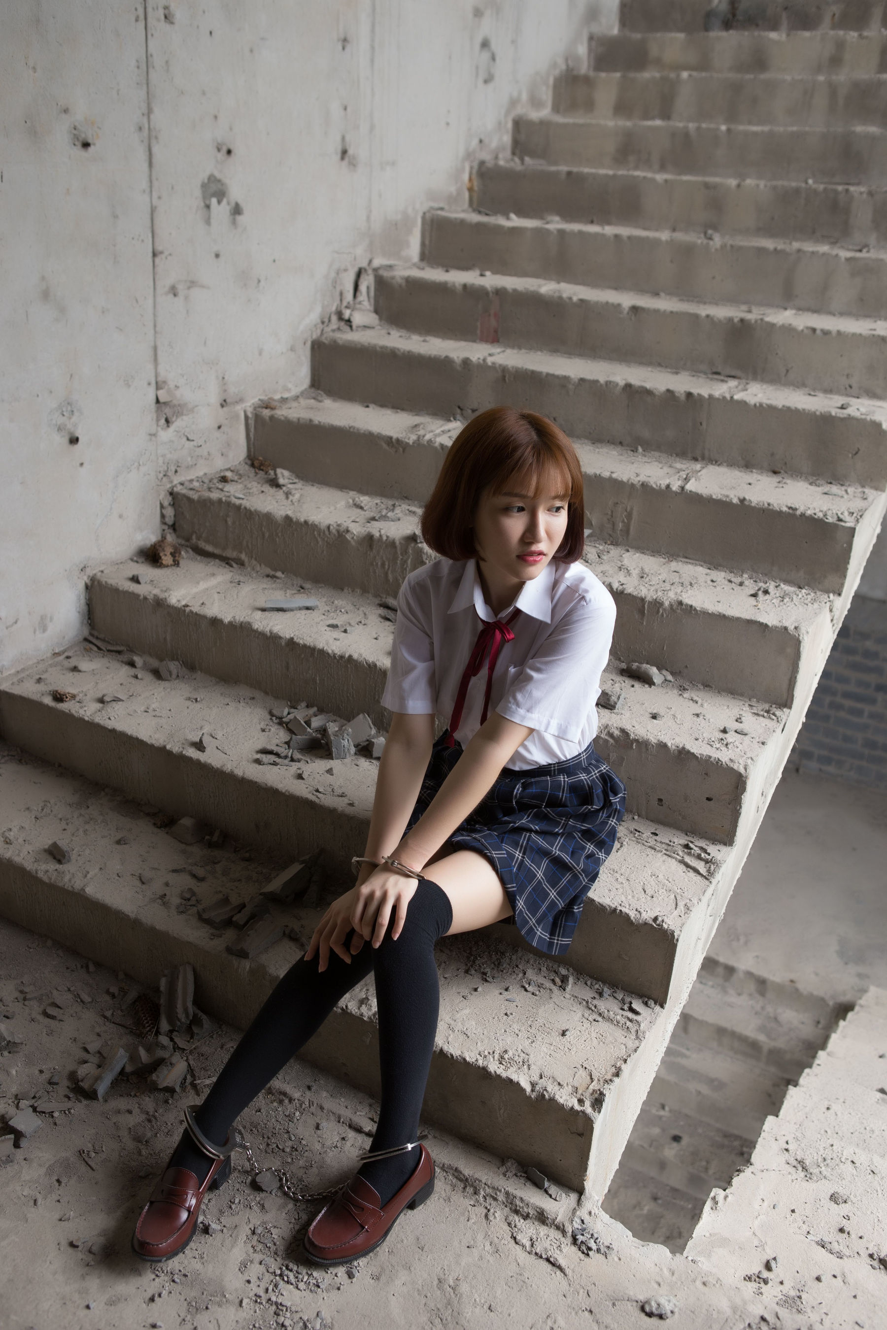 [网络美女] k8傲娇萌萌Vivian 学生装野外捆绑