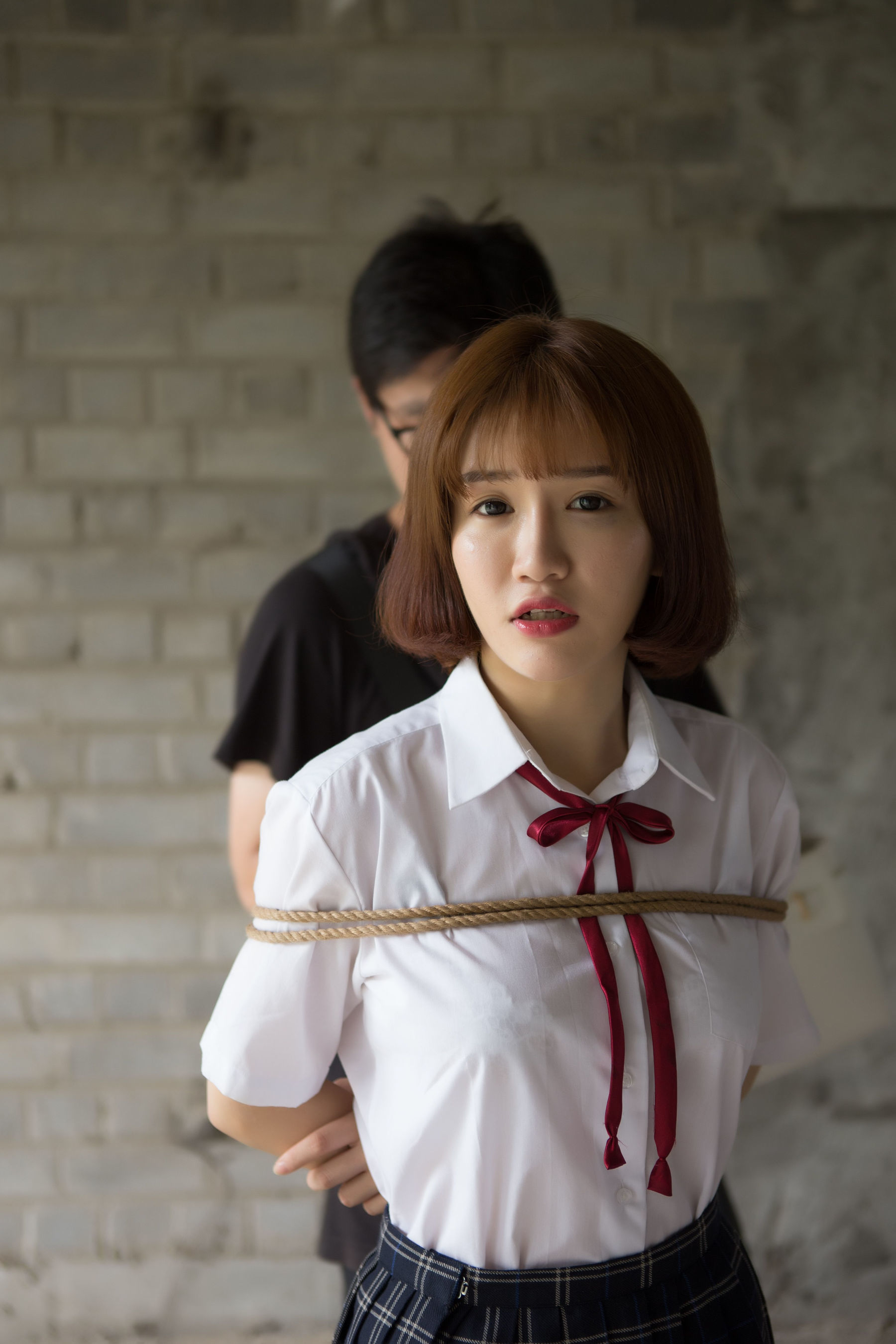 [网络美女] k8傲娇萌萌Vivian 学生装野外捆绑