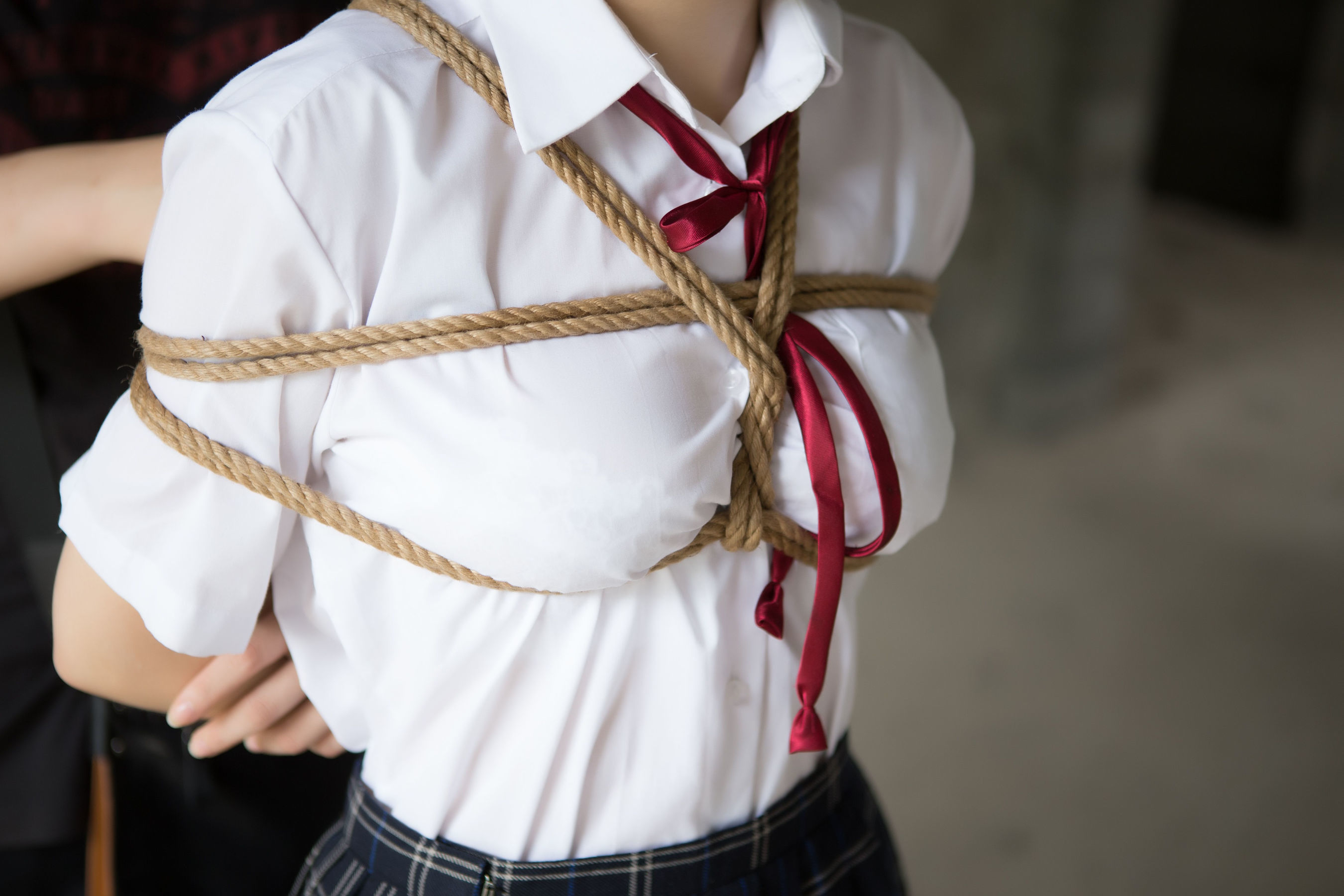 [网络美女] k8傲娇萌萌Vivian 学生装野外捆绑