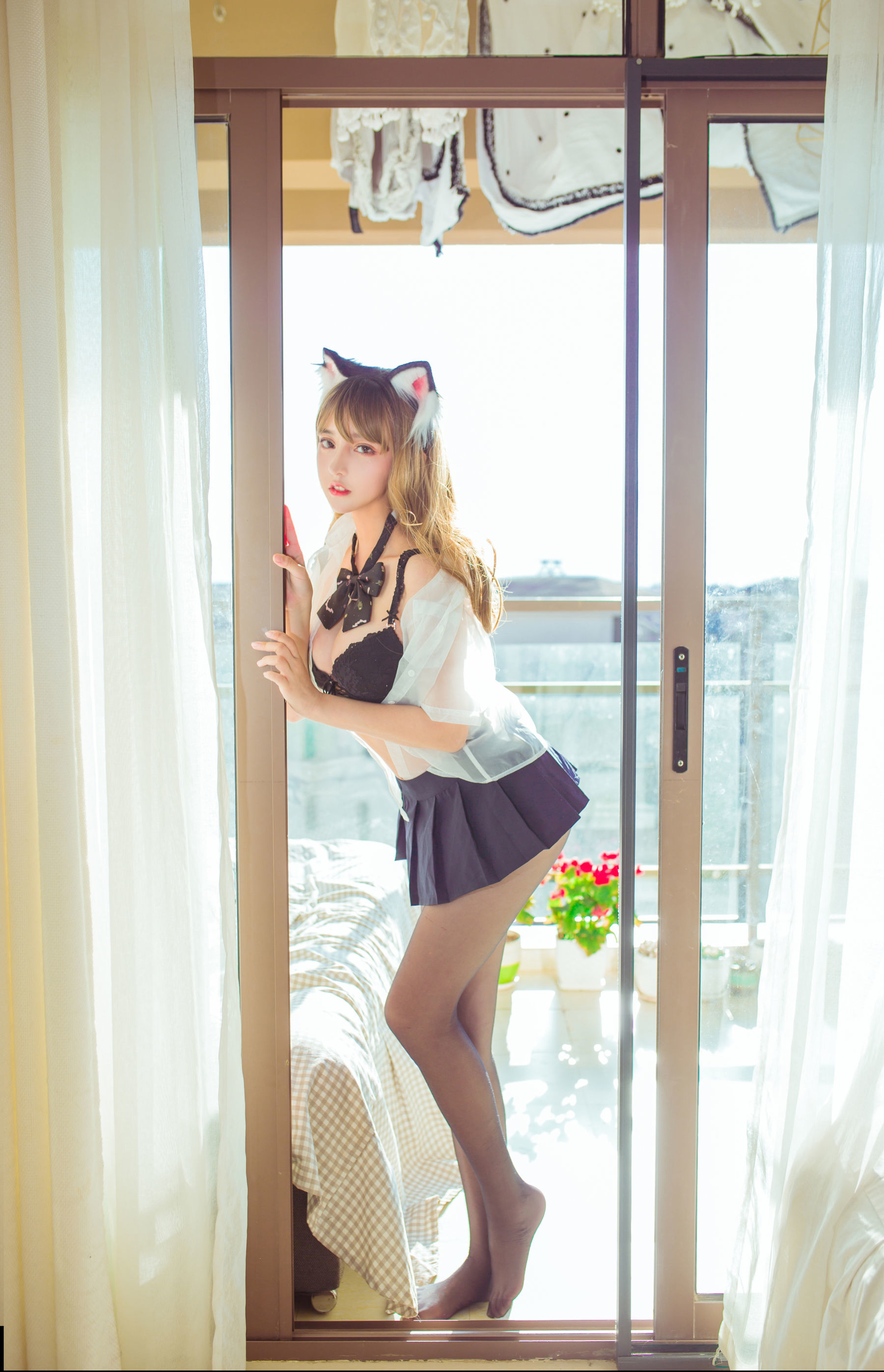 [萝莉COS] 斗鱼米线线sama - 阳台黑丝性感猫咪
