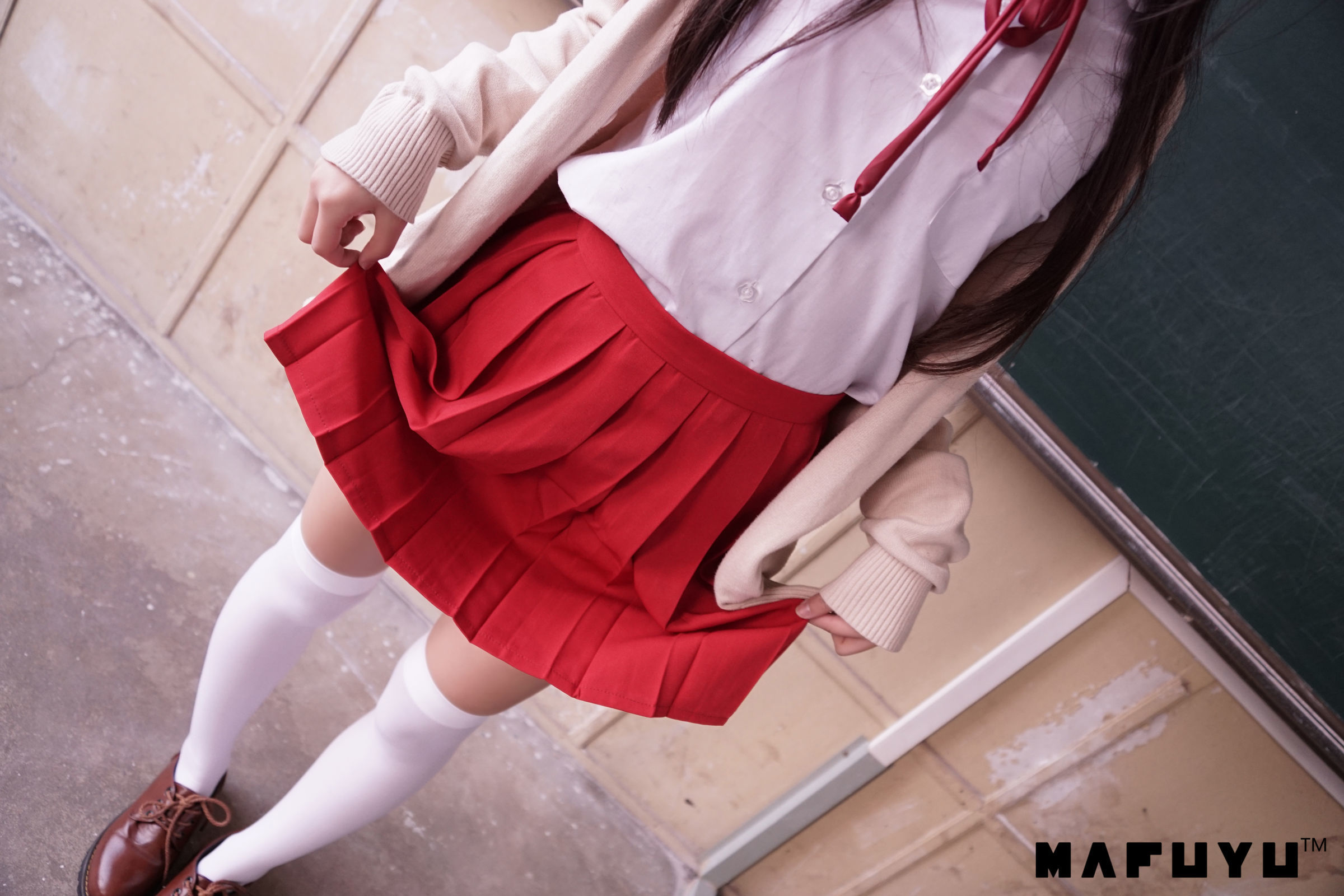 [萝莉COS] 神楽板真冬 红JK白过膝系列套图