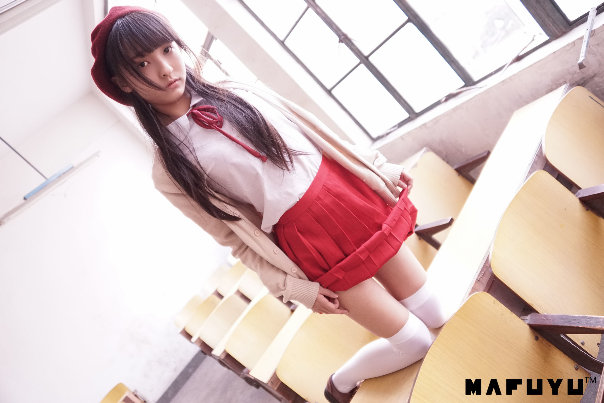 [萝莉COS] 神楽板真冬 红JK白过膝系列套图