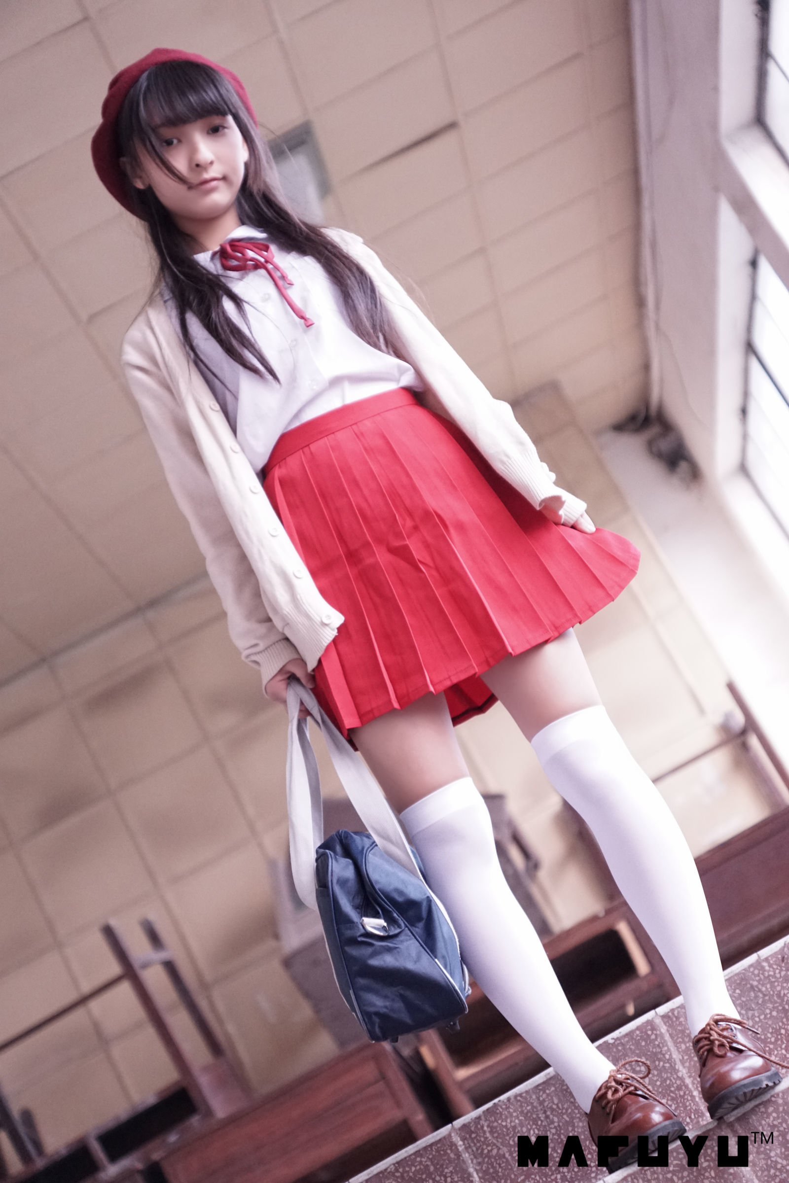 [萝莉COS] 神楽板真冬 红JK白过膝系列套图