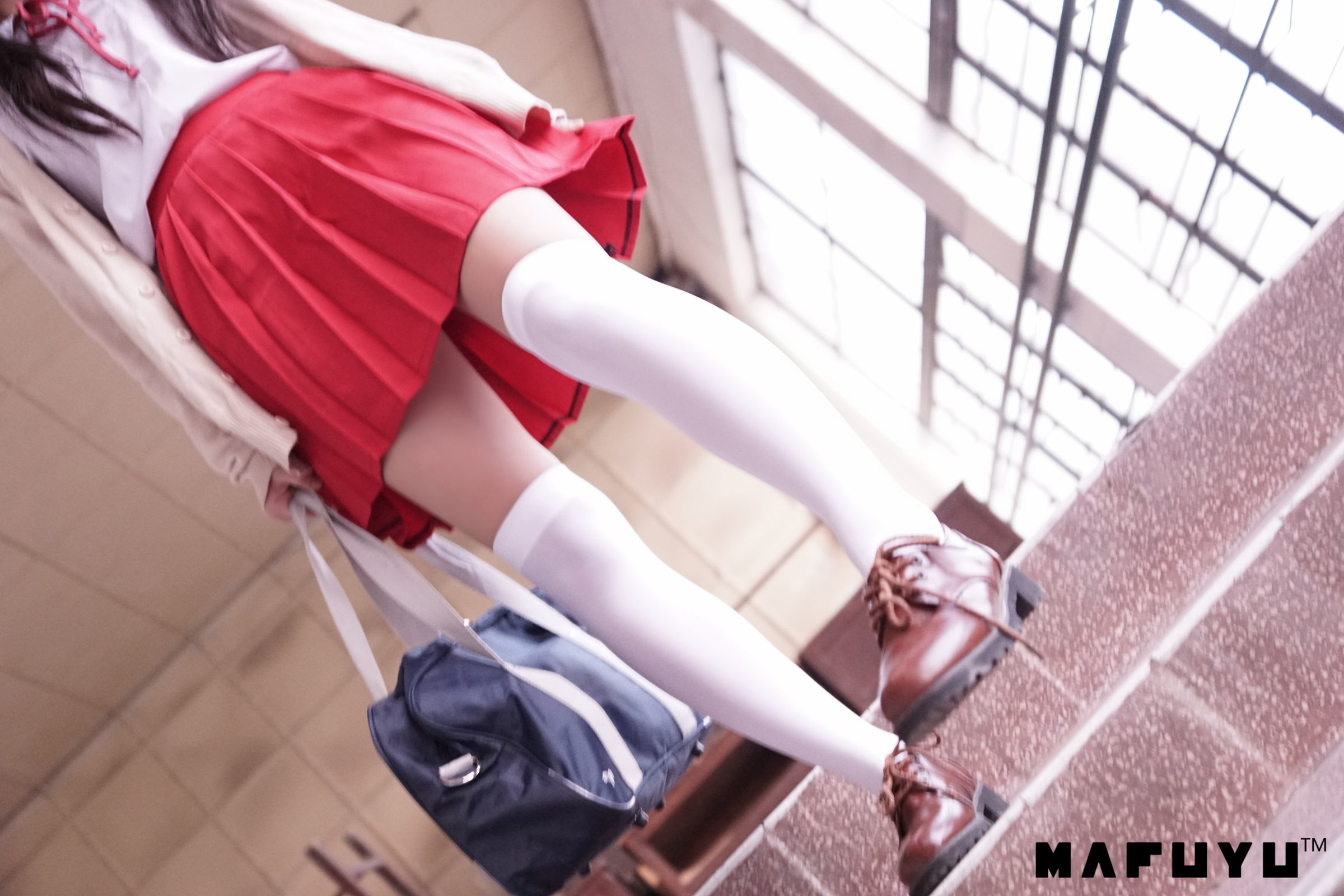 [萝莉COS] 神楽板真冬 红JK白过膝系列套图