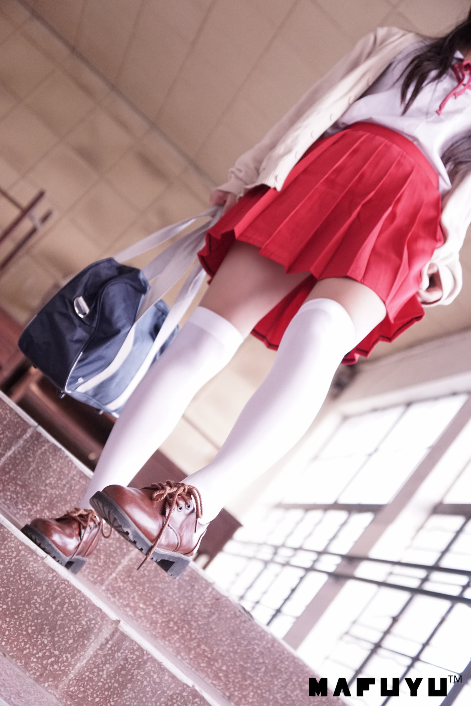 [萝莉COS] 神楽板真冬 红JK白过膝系列套图