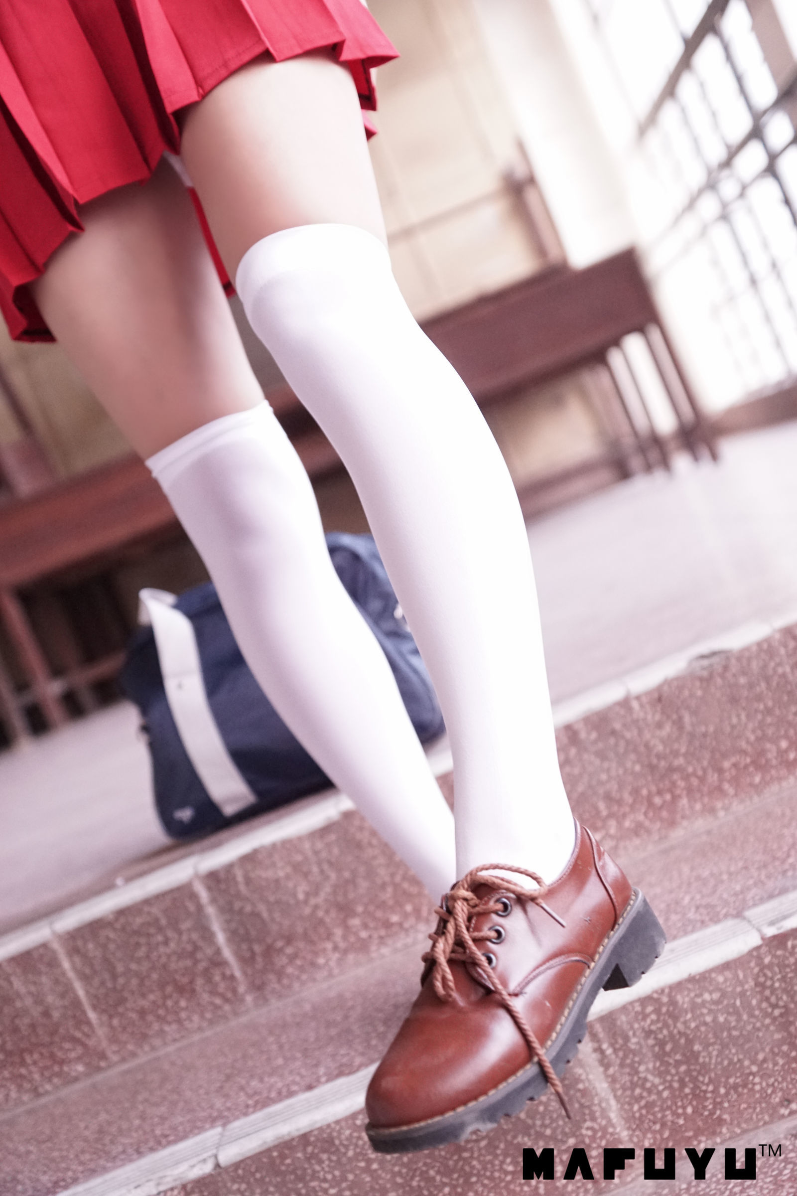 [萝莉COS] 神楽板真冬 红JK白过膝系列套图