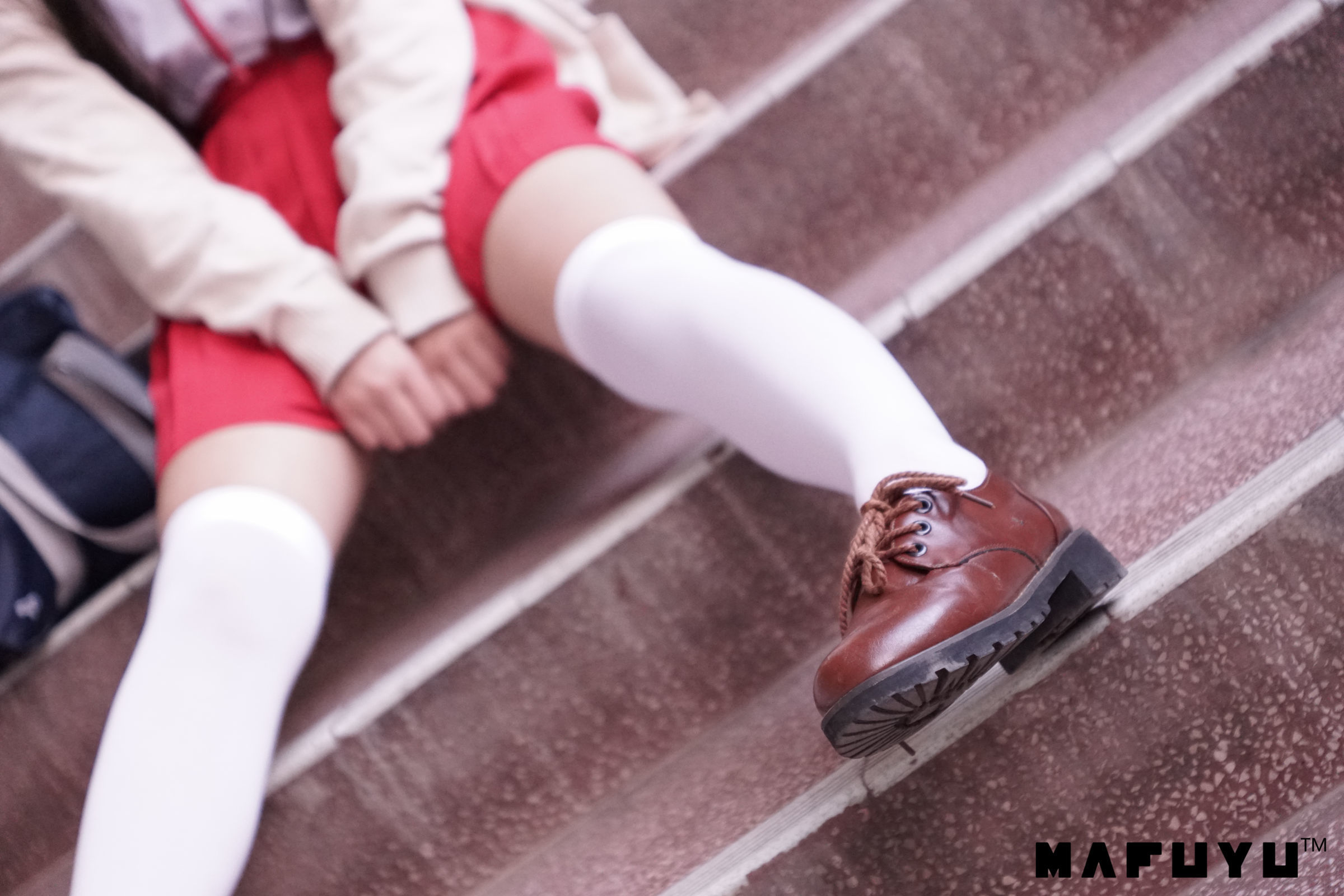 [萝莉COS] 神楽板真冬 红JK白过膝系列套图