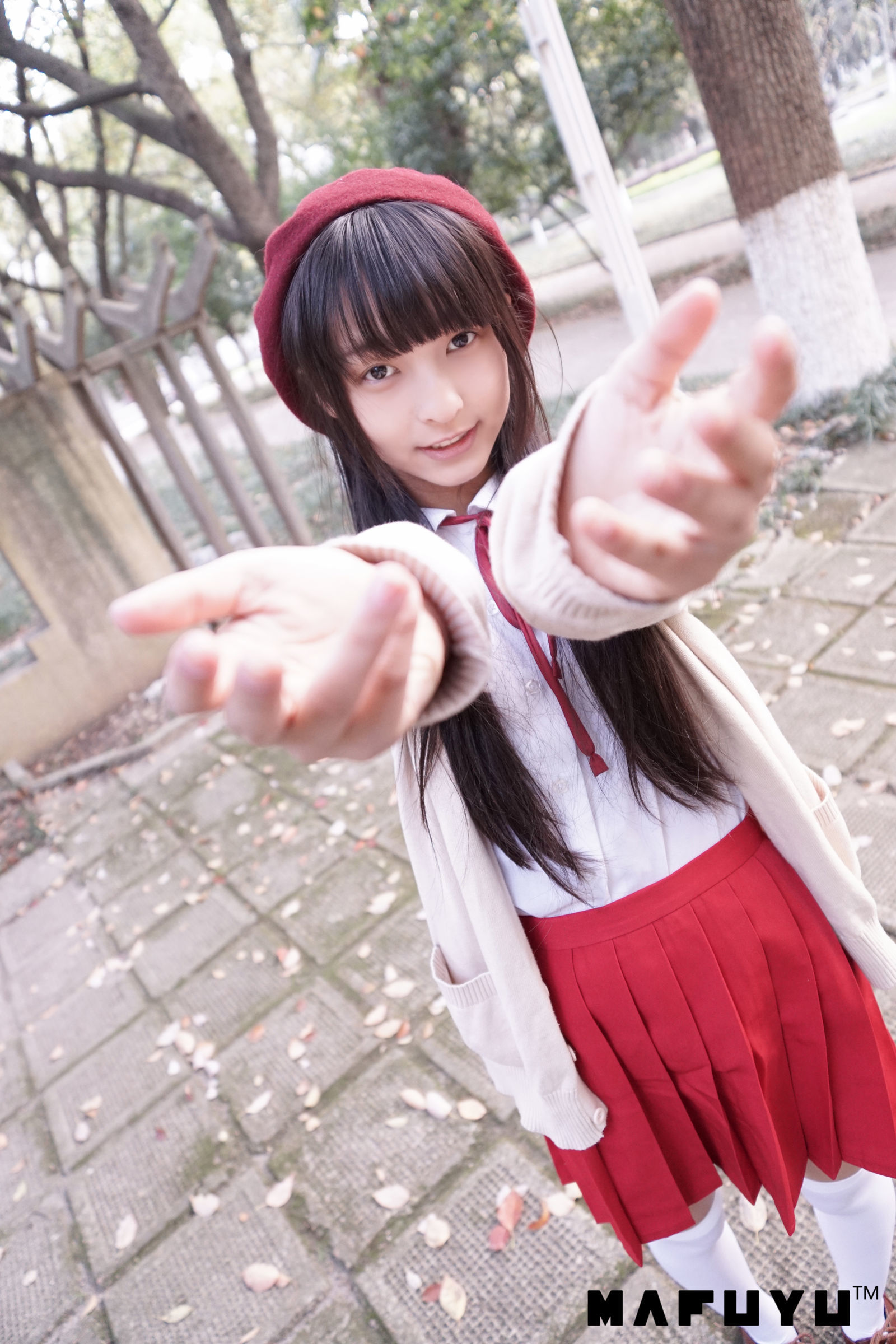 [萝莉COS] 神楽板真冬 红JK白过膝系列套图