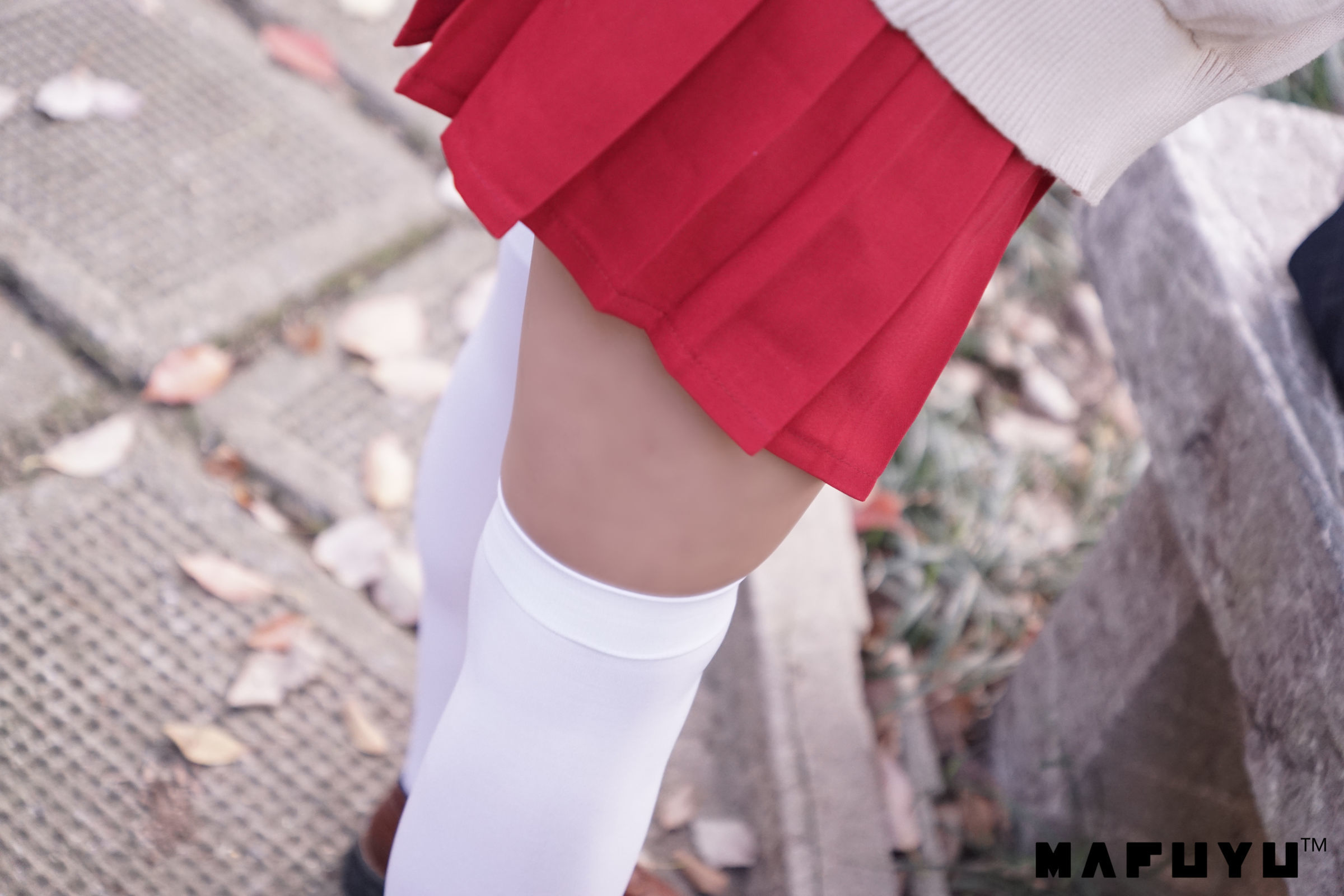 [萝莉COS] 神楽板真冬 红JK白过膝系列套图