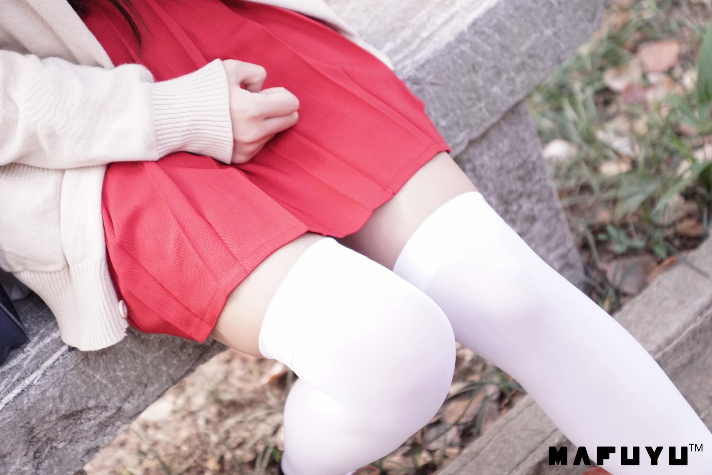 [萝莉COS] 神楽板真冬 红JK白过膝系列套图