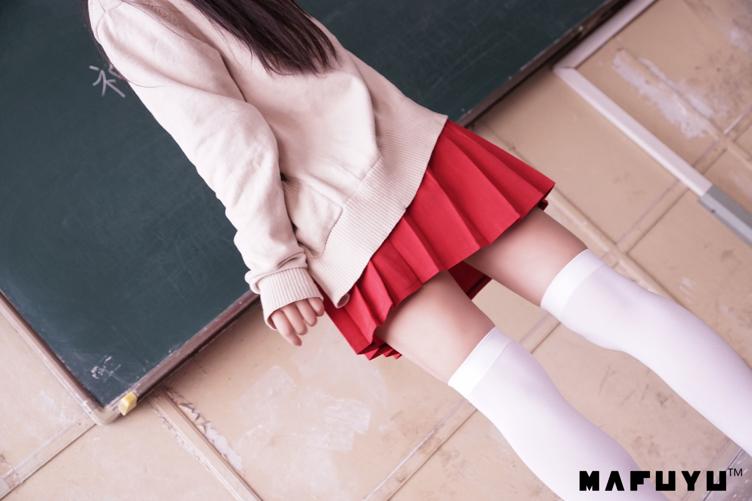 [萝莉COS] 神楽板真冬 红JK白过膝系列套图