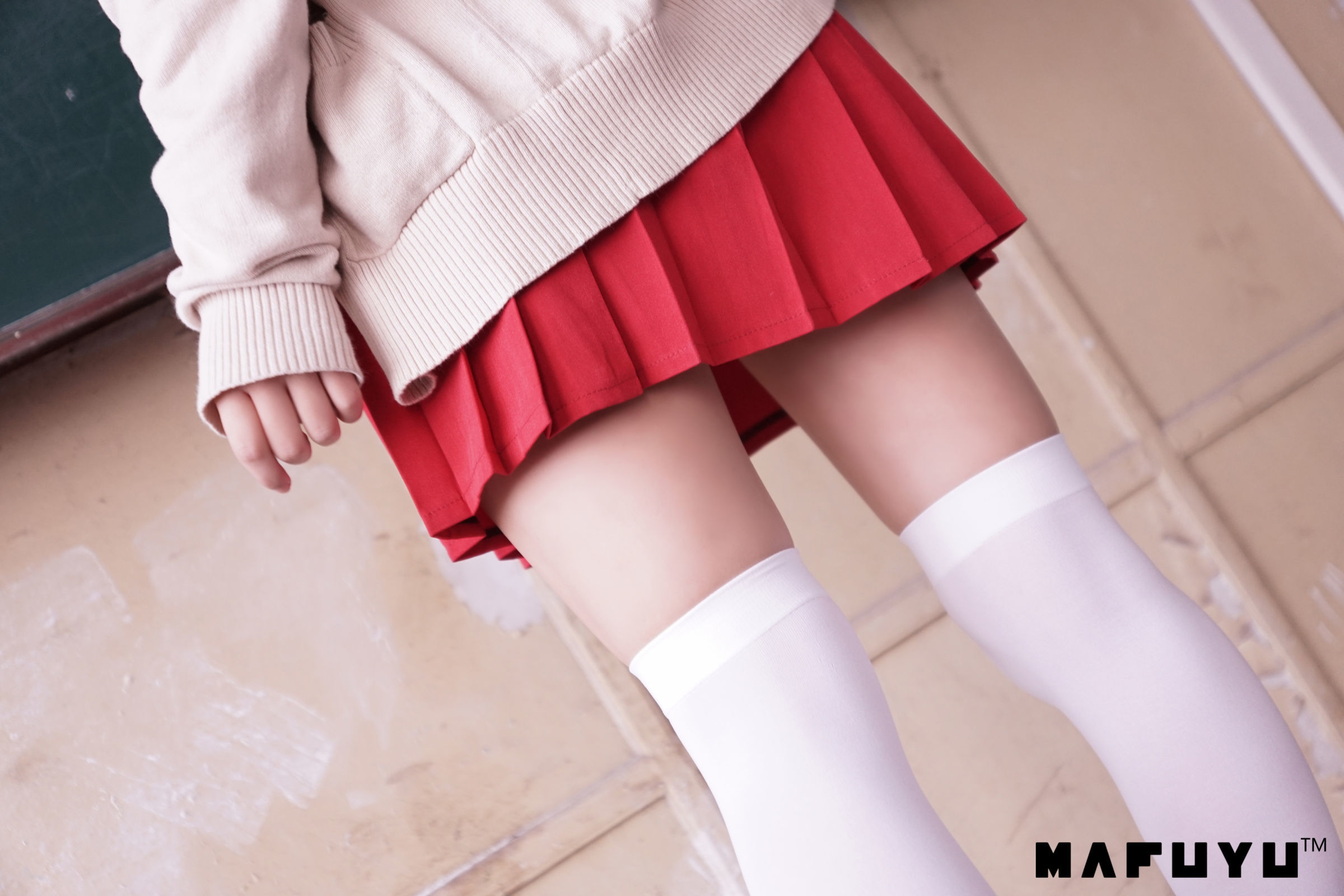 [萝莉COS] 神楽板真冬 红JK白过膝系列套图